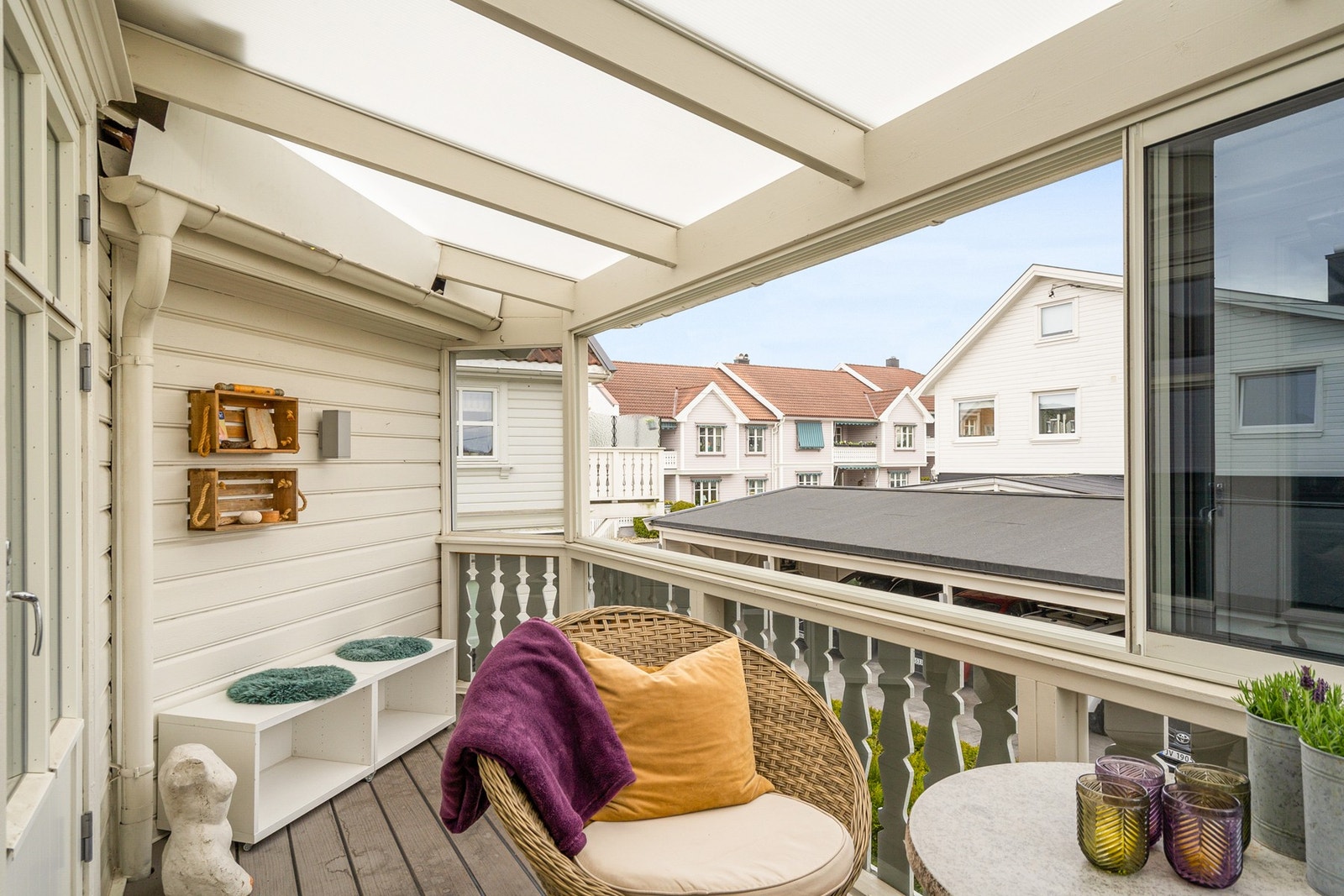 Fra stuen er det utgang til en innglasset balkong på ca. 7 kvm. Denne ble oppført i 2017. Galleribilde