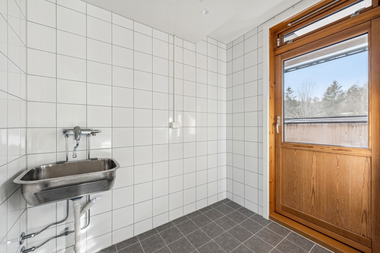 Meget praktisk og flislagt vaskerom med opplegg for vaskemaskin, samt god plass til tørketrommel. Galleribilde