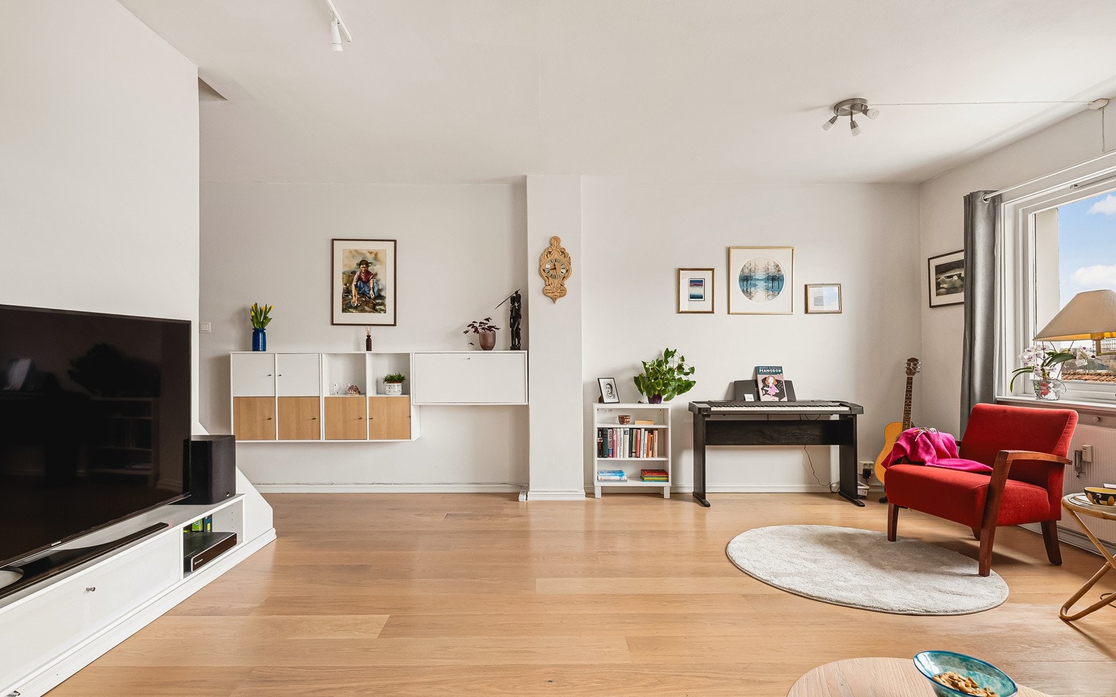 God plass til både sittegruppe og spisestue for hyggelige sammenkomster med familie og venner. Galleribilde