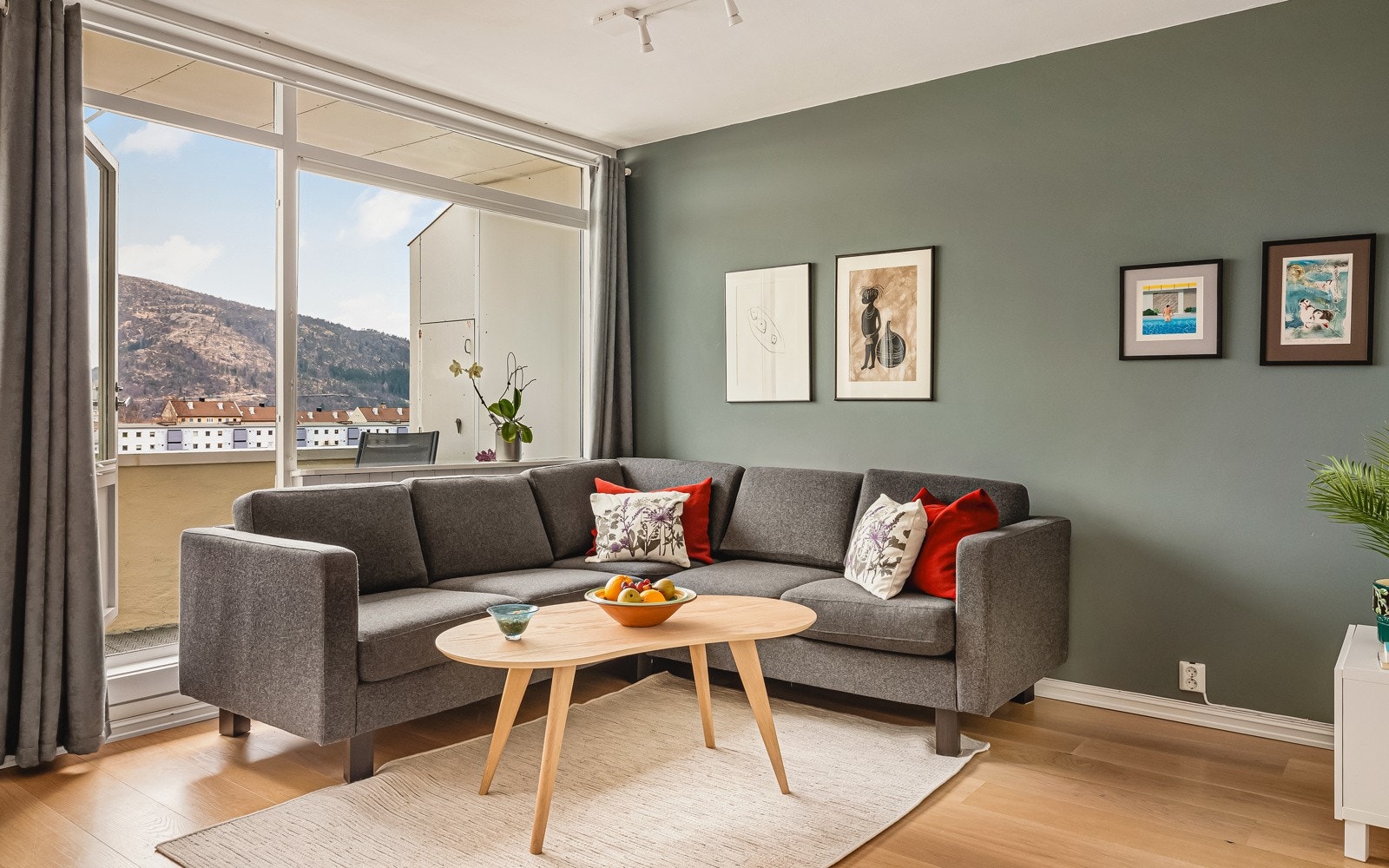 Fra stuen har du direkte tilgang til balkongen, som tilbyr en herlig utendørs opplevelse. Galleribilde