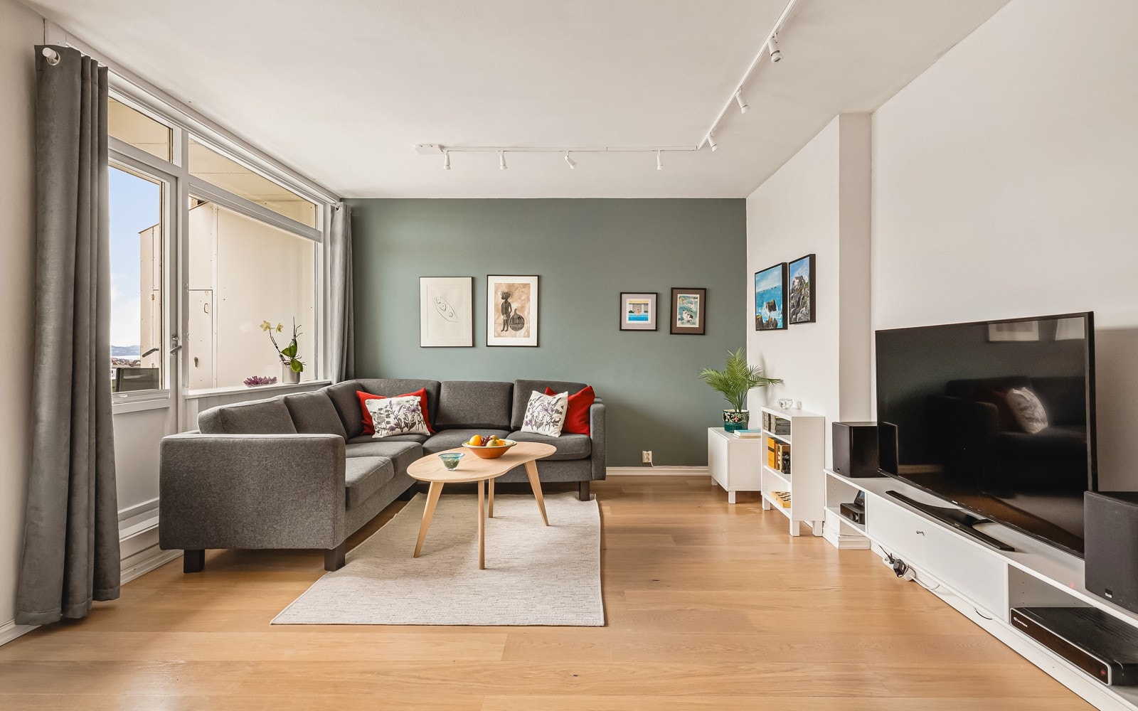 Stuen har store vindusflater med rikelig naturlig lysinnslipp Galleribilde