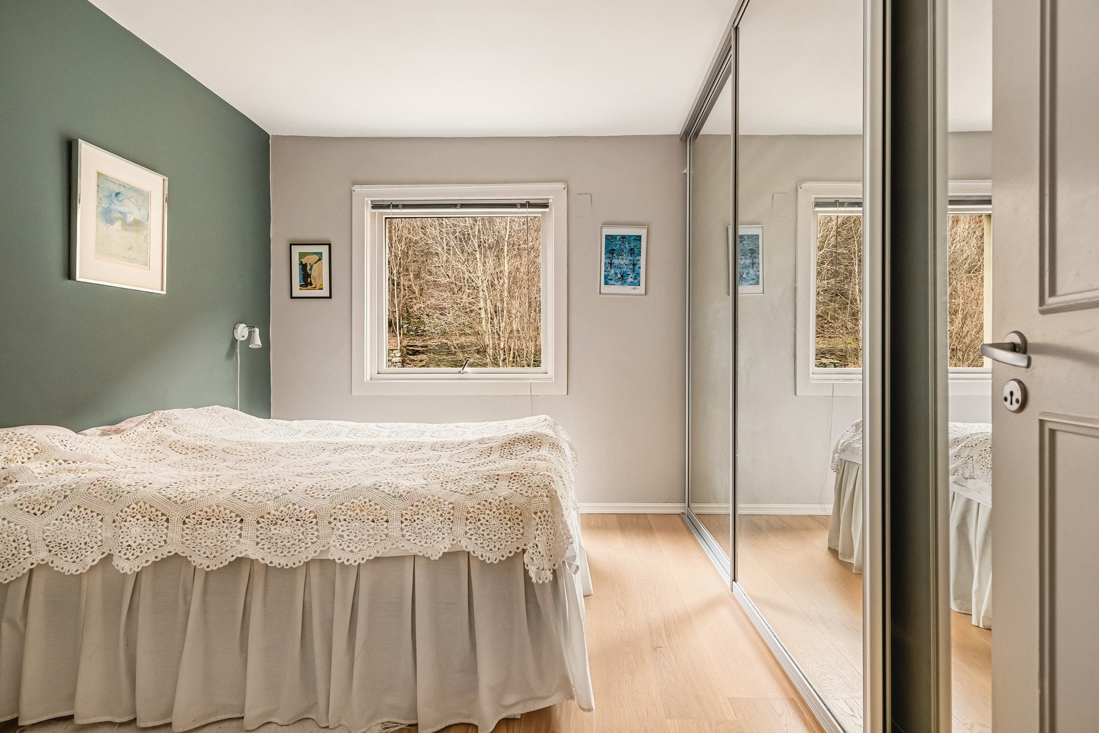 Soverommet er utstyrt med et praktisk integrert speilskap. Galleribilde