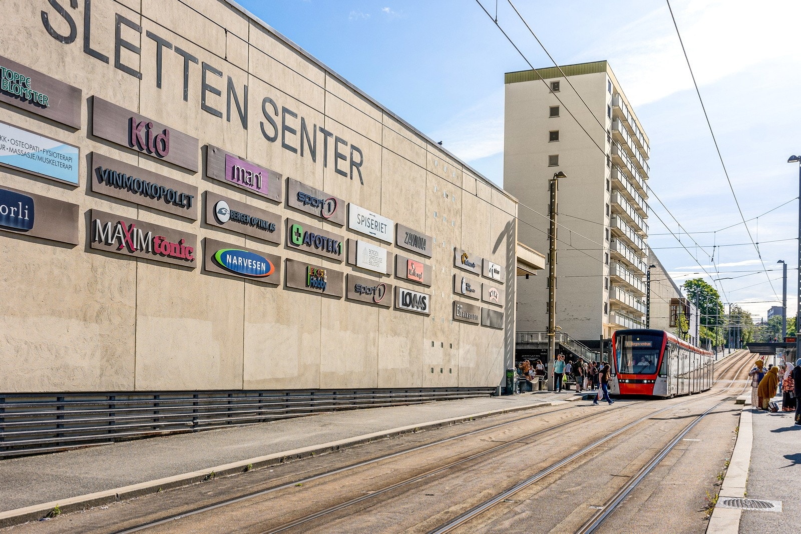 Bybanestoppet ved Sletten Senter er bare en 10-minutters spasertur unna. Galleribilde