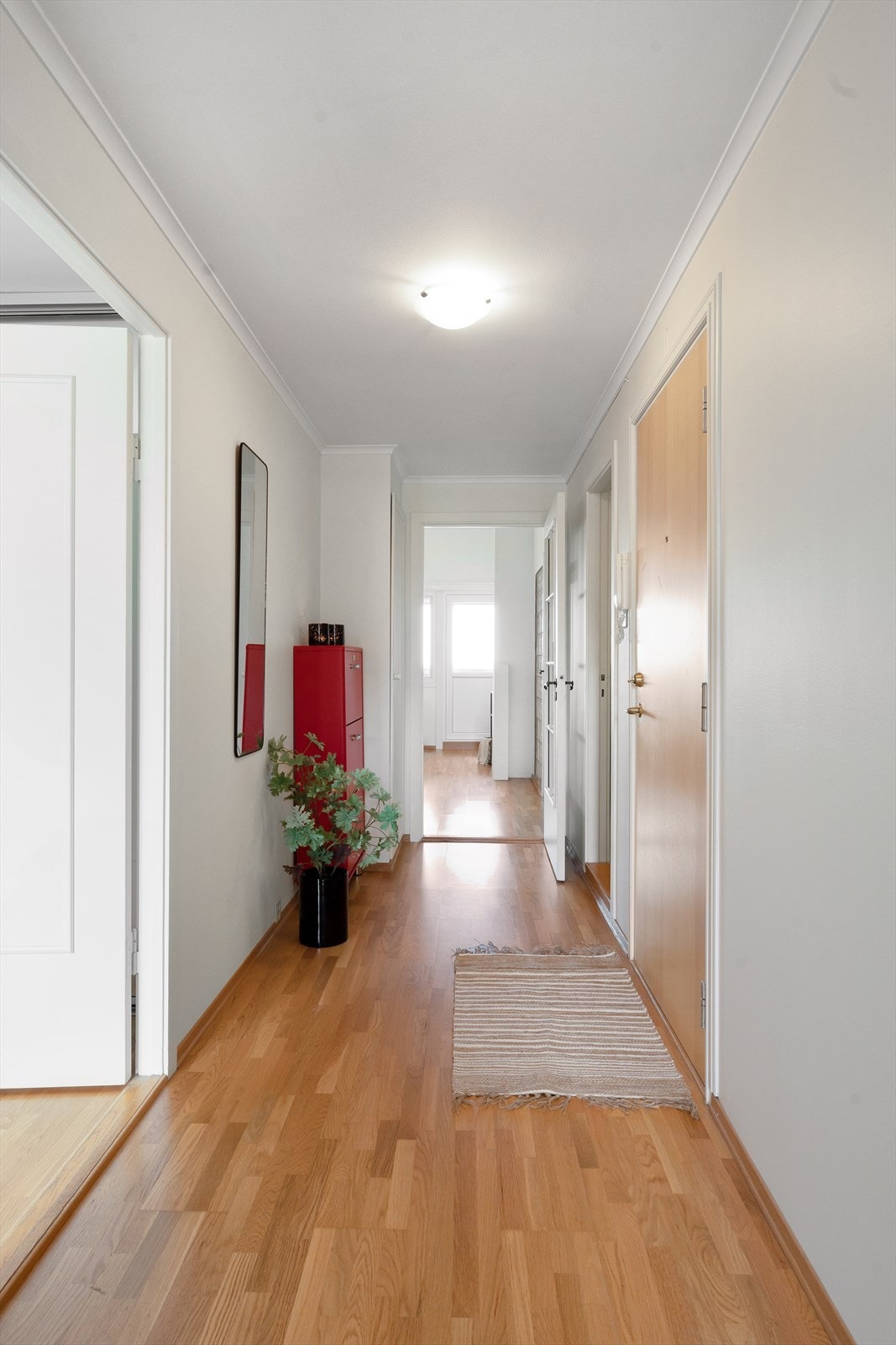 Innbydende entré med parkett på gulv. Galleribilde