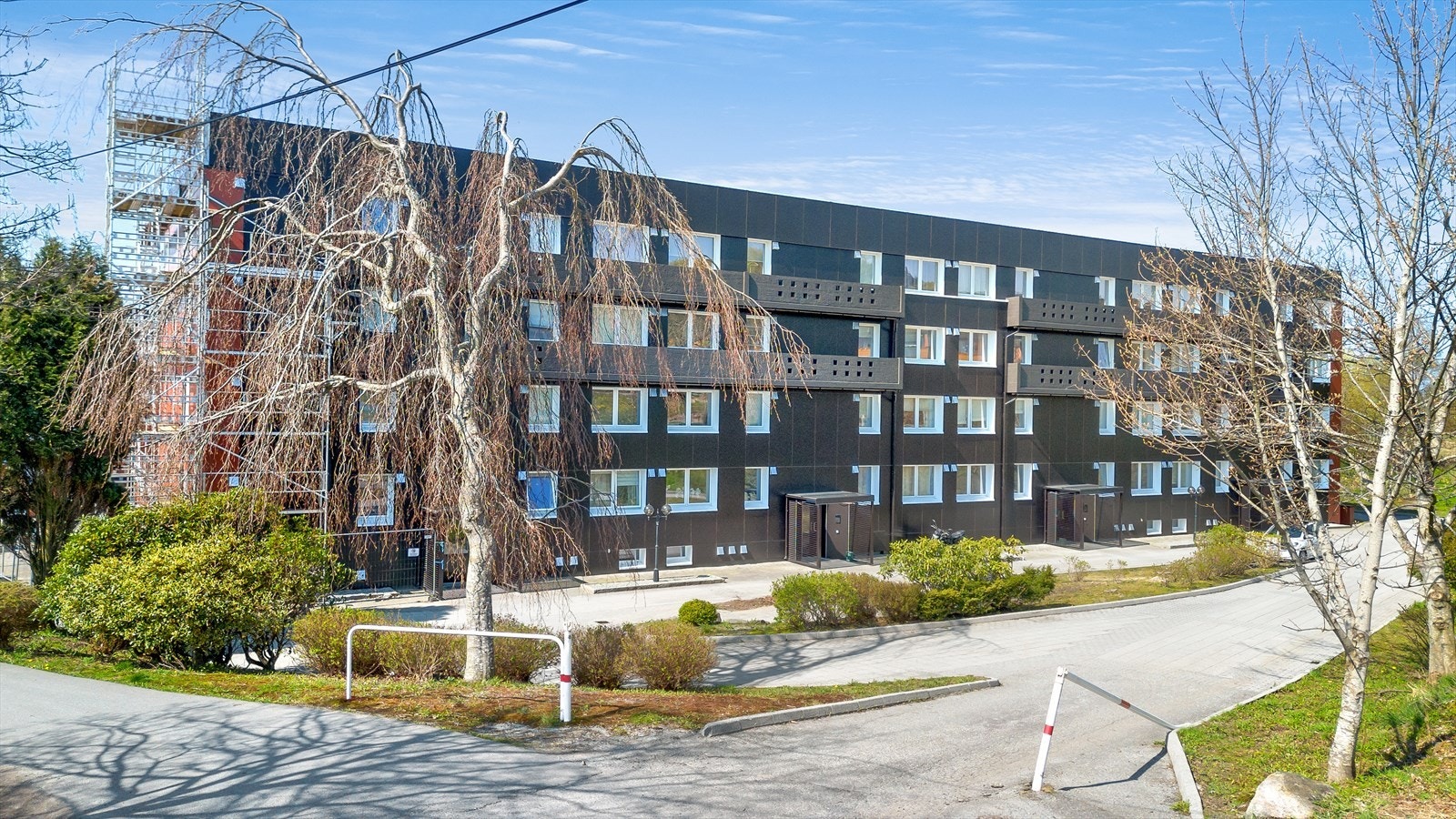 Denne leiligheten i Vidars gate 33A, ligger tilbaketrukket til i et rolig boligområde uten gjennomgangstrafikk. Leiligheten ligger fint og fritt til i byggets 4. etasje med flott utsikt, og har innglasset terrasse med gode solforhold. Galleribilde