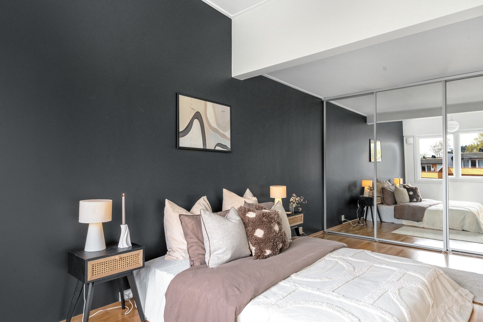 Det er montert en praktisk skyvedørsgarderobe med speil på dette soverommet. Galleribilde