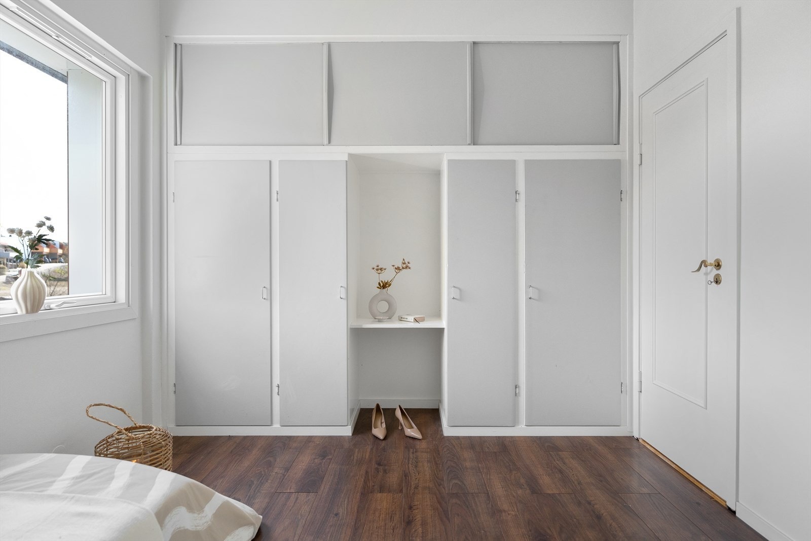 Praktisk, innebygget garderobe med gode oppbevaringsmuligheter. Galleribilde