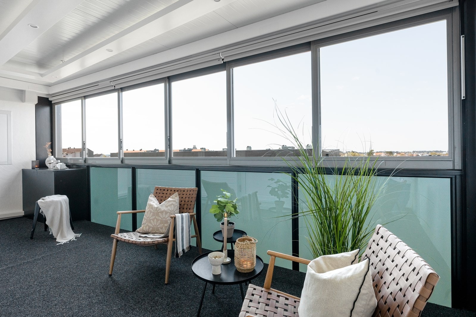 Fra stuen er det utgang til denne herlige, innglassede terrassen som fungerer som en forlengelse av stuen. Galleribilde