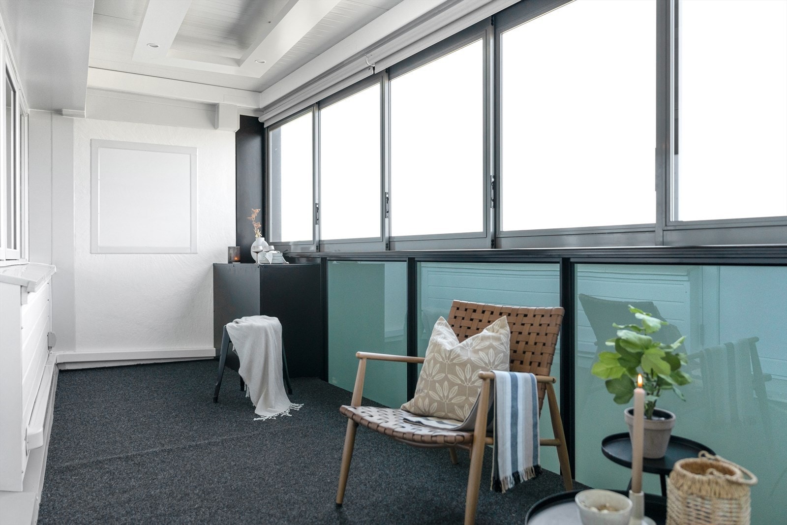 Innglasset terrasse med gode møbleringsmuligheter. Galleribilde