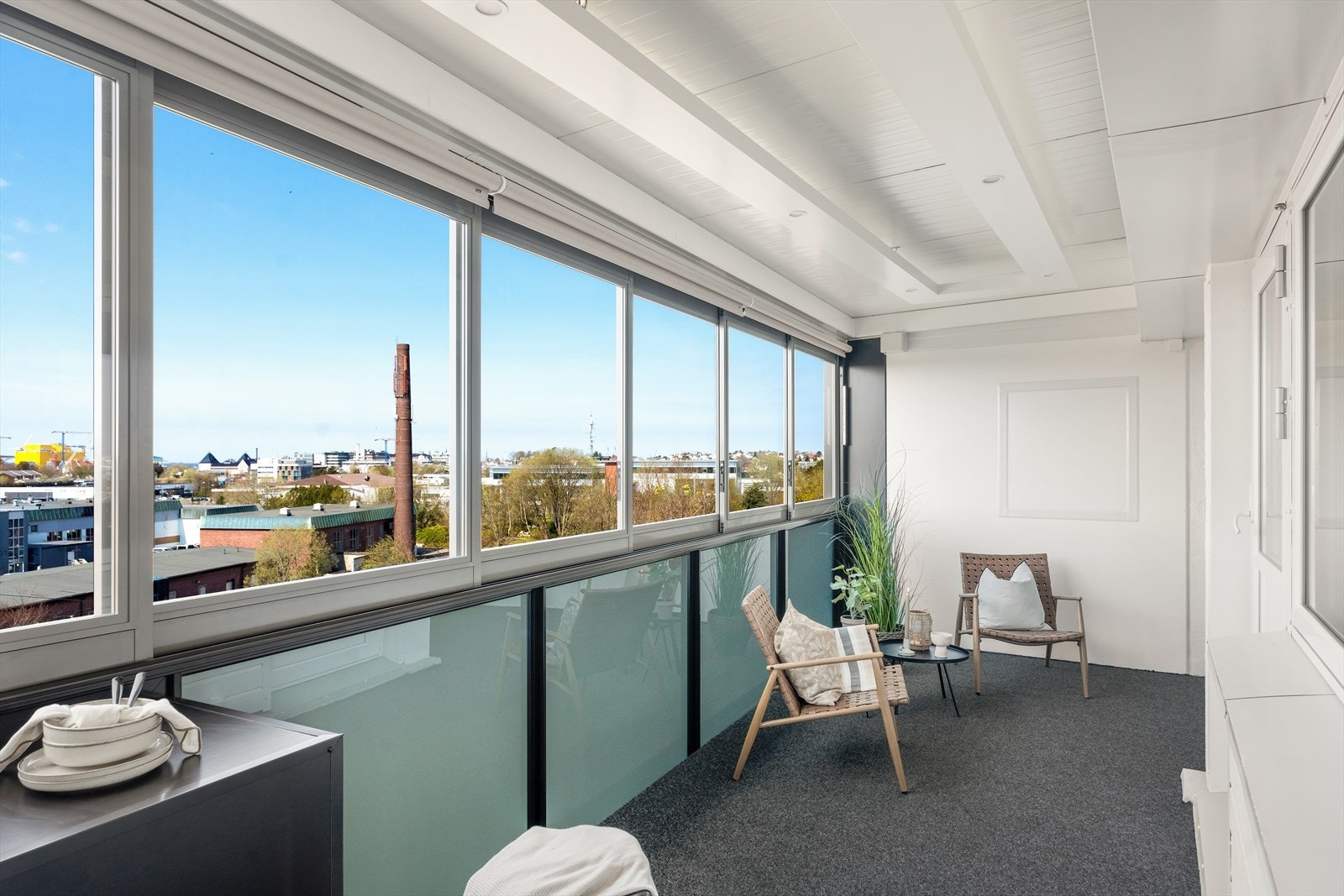 Leiligheten ligger fint og fritt til i byggets toppetasje med helt ny innglasset terrasse, flott utsikt og gode solforhold. Galleribilde