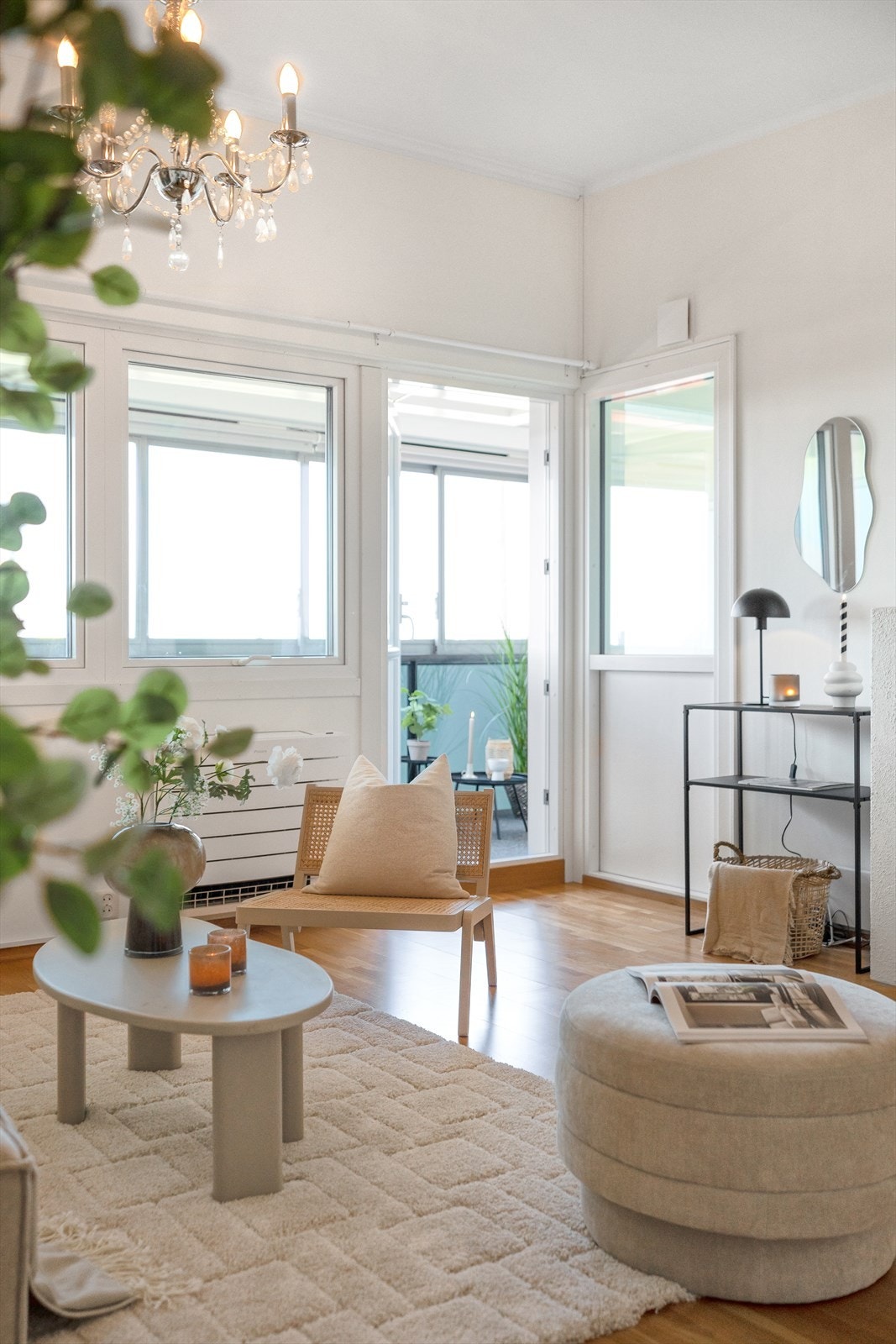 Der er store vindusflater som slipper inn rikelig med naturlig dagslys. Galleribilde
