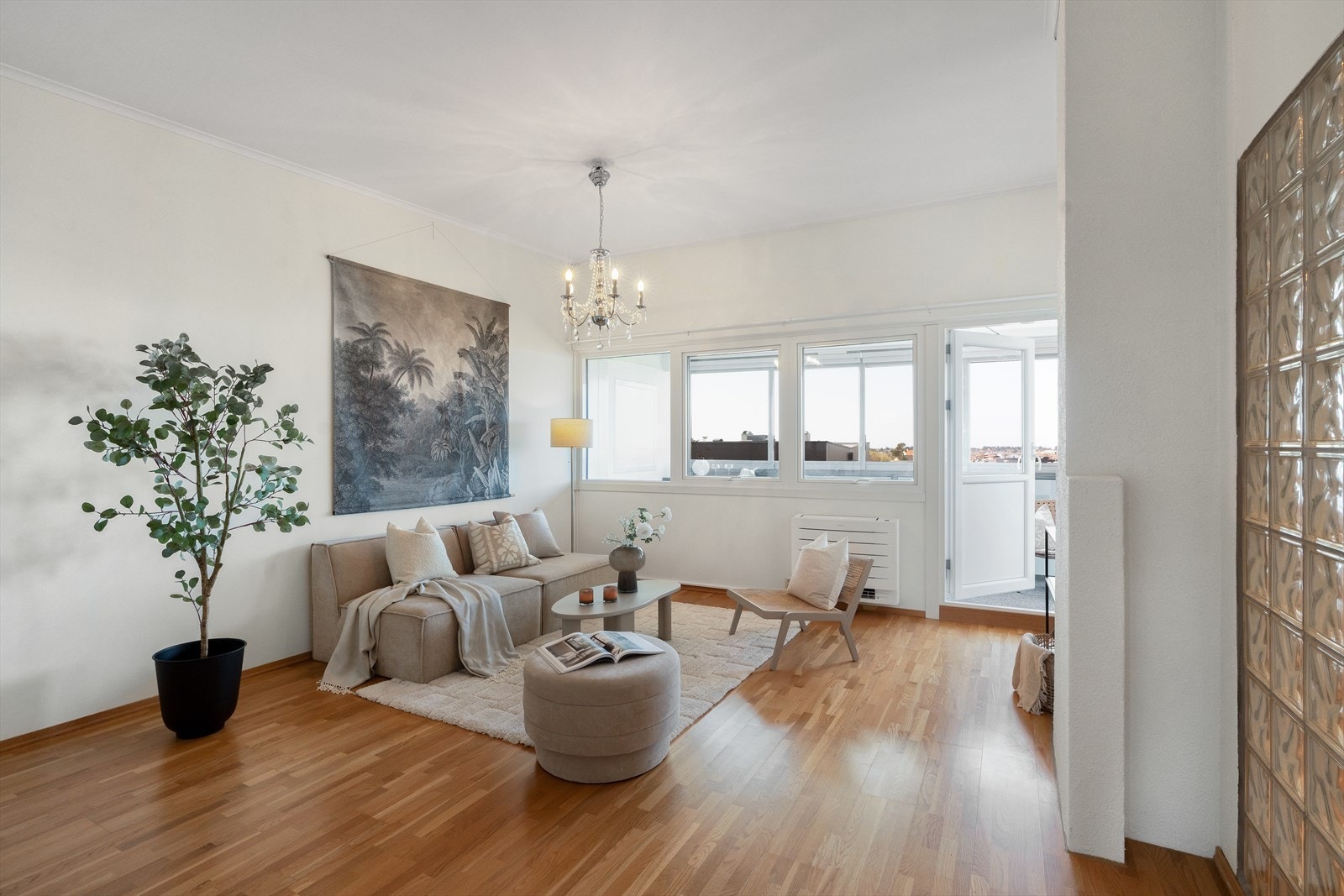 Leiligheten er pent oppusset, og i stuen er det nymalte overflater. Galleribilde