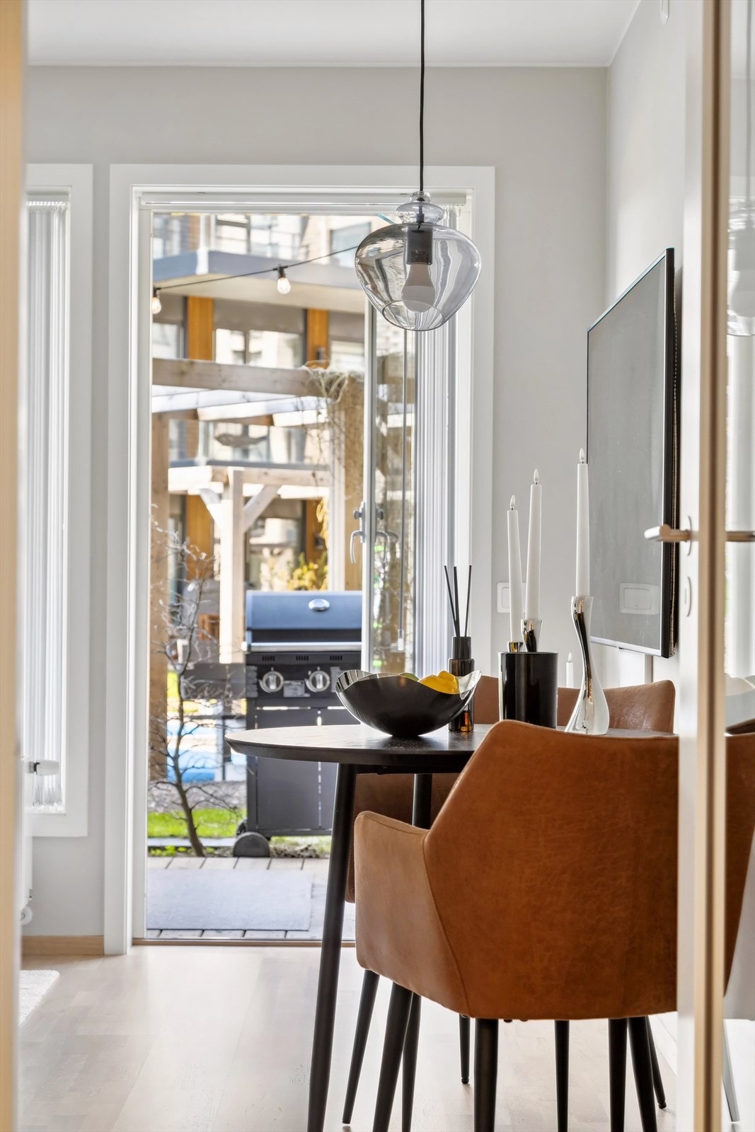 Stuen har plass til et hyggelig spisebord Galleribilde