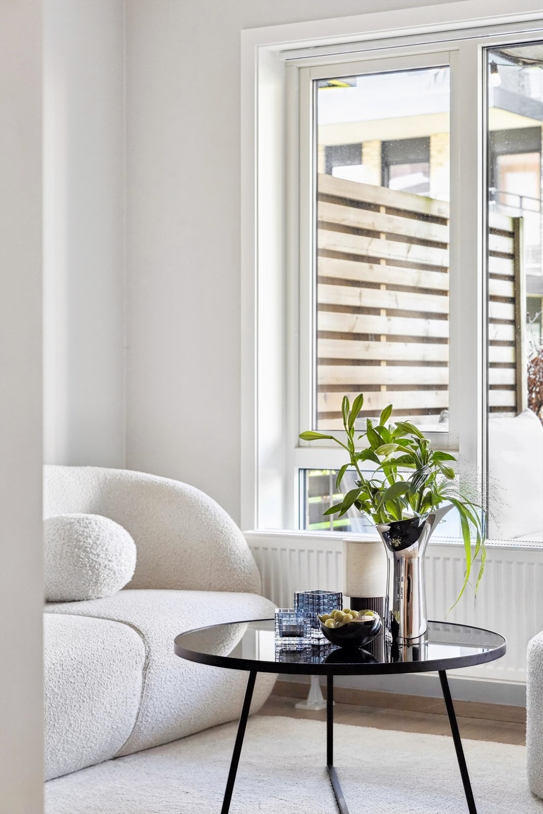 Store vindusflater gir god med naturlig lys inn Galleribilde