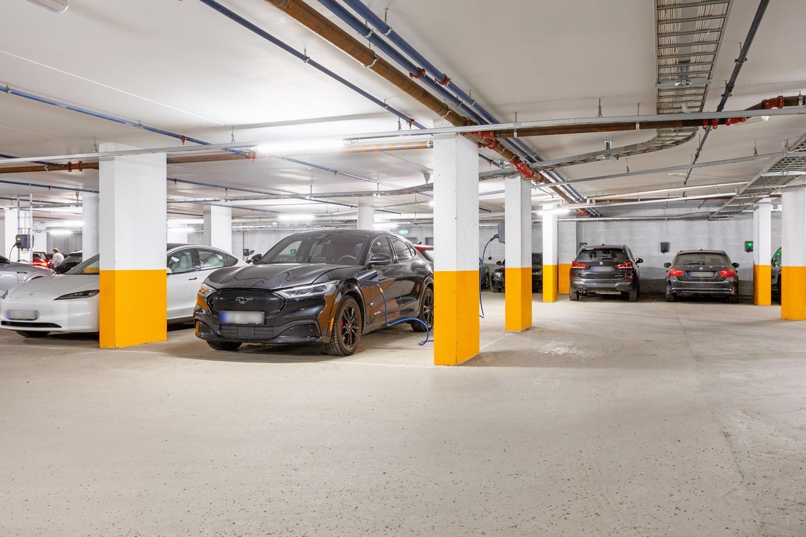 Nåværende eier leier parkeringsplass i garasjekjelleren for kr. 1 750,- per mnd. Denne leiekontrakten kan overdras om ønskelig Galleribilde