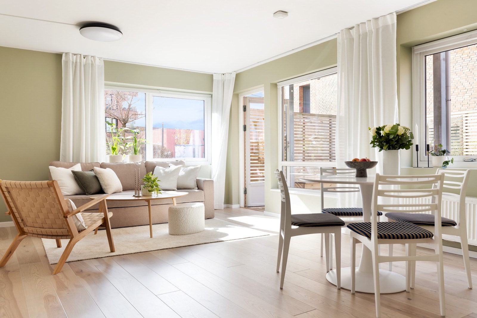 Leiligheten er holdt i moderne farger og med et flott 1-stavs parkettgulv. Galleribilde