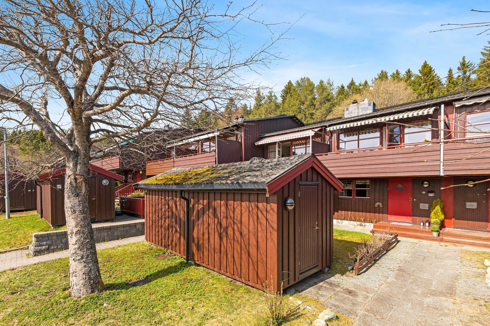 Velkommen til Kolsåsen 21 E! Et innholdsrikt og barnevennlig rekkehus med populær beliggenhet på Flatåsen. Galleribilde