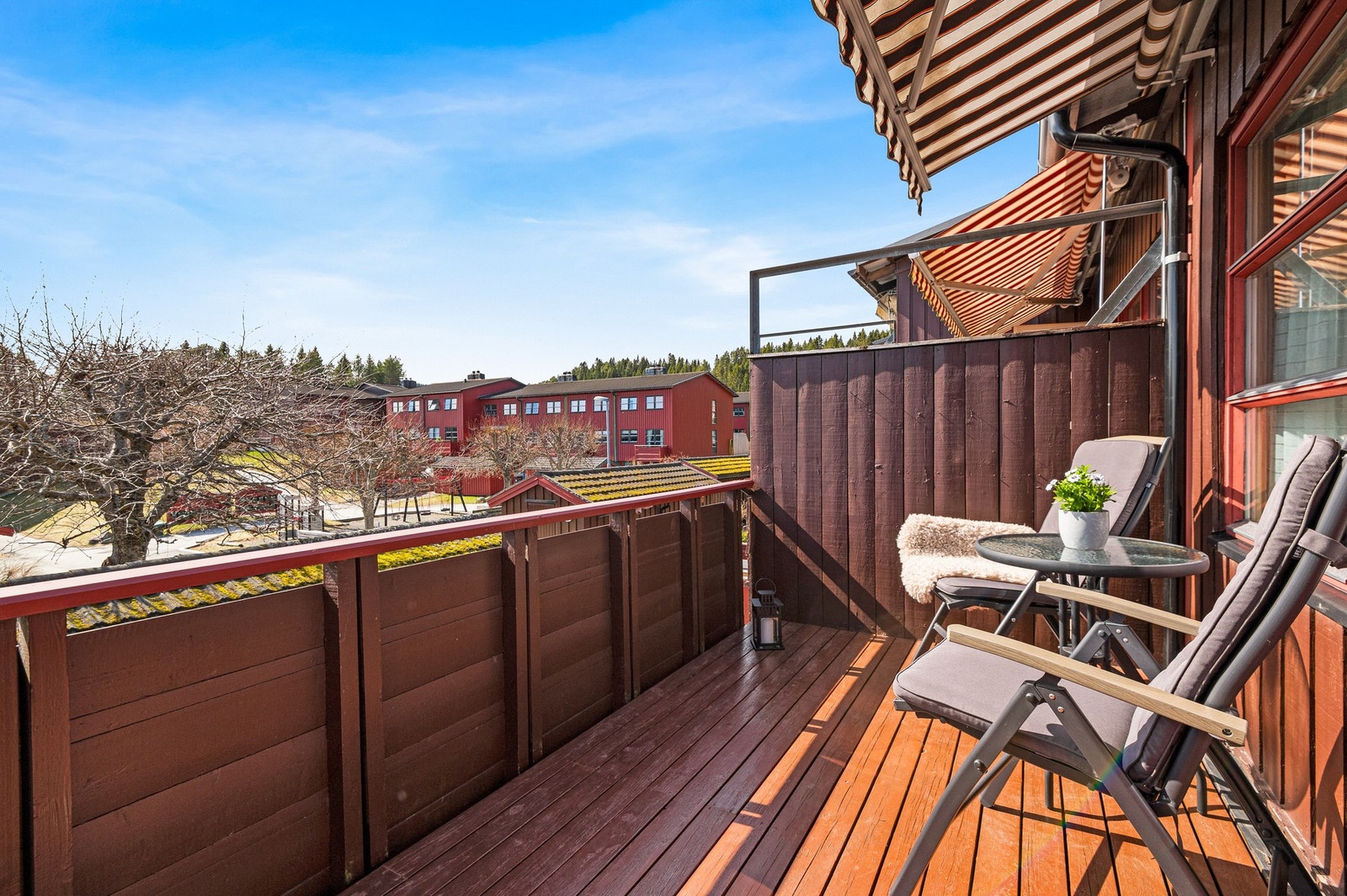 Solrik veranda, skjermet for innsyn. Galleribilde