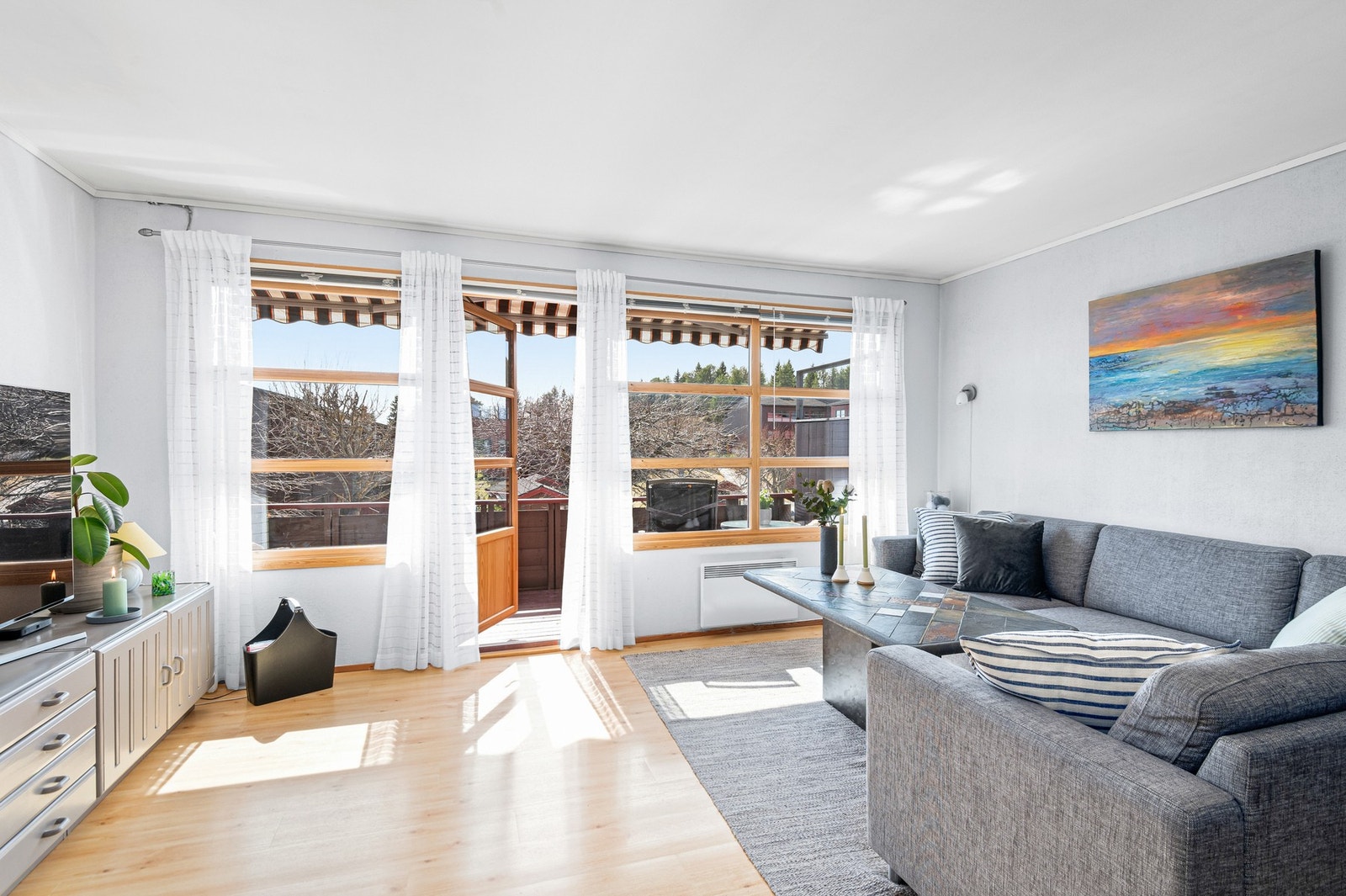 Flott utsikt mot tunet fra stuen. Galleribilde