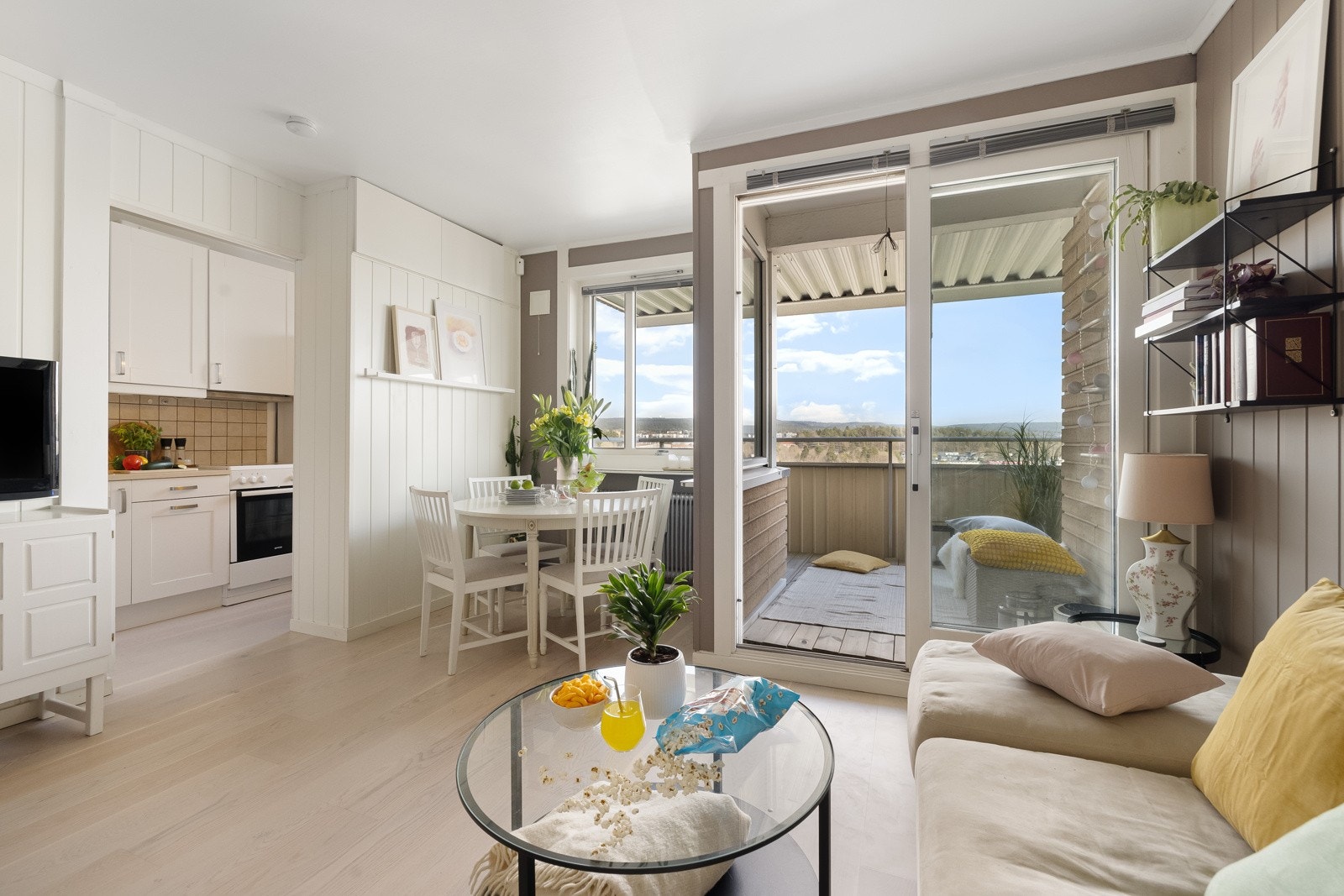 Det er praktisk oppbevaring i skap på vegg mellom spisestuen og kjøkkenet Galleribilde