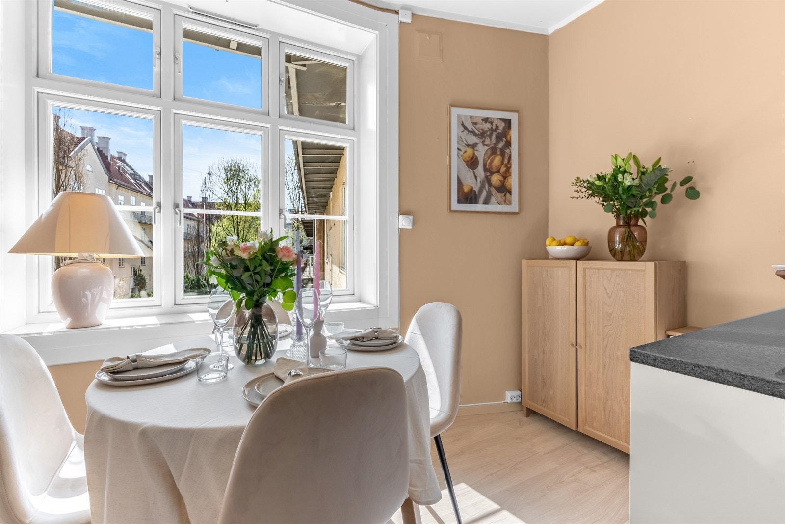 Kjøkkenvinduet vender ut mot stille og rolig bakgård. Galleribilde