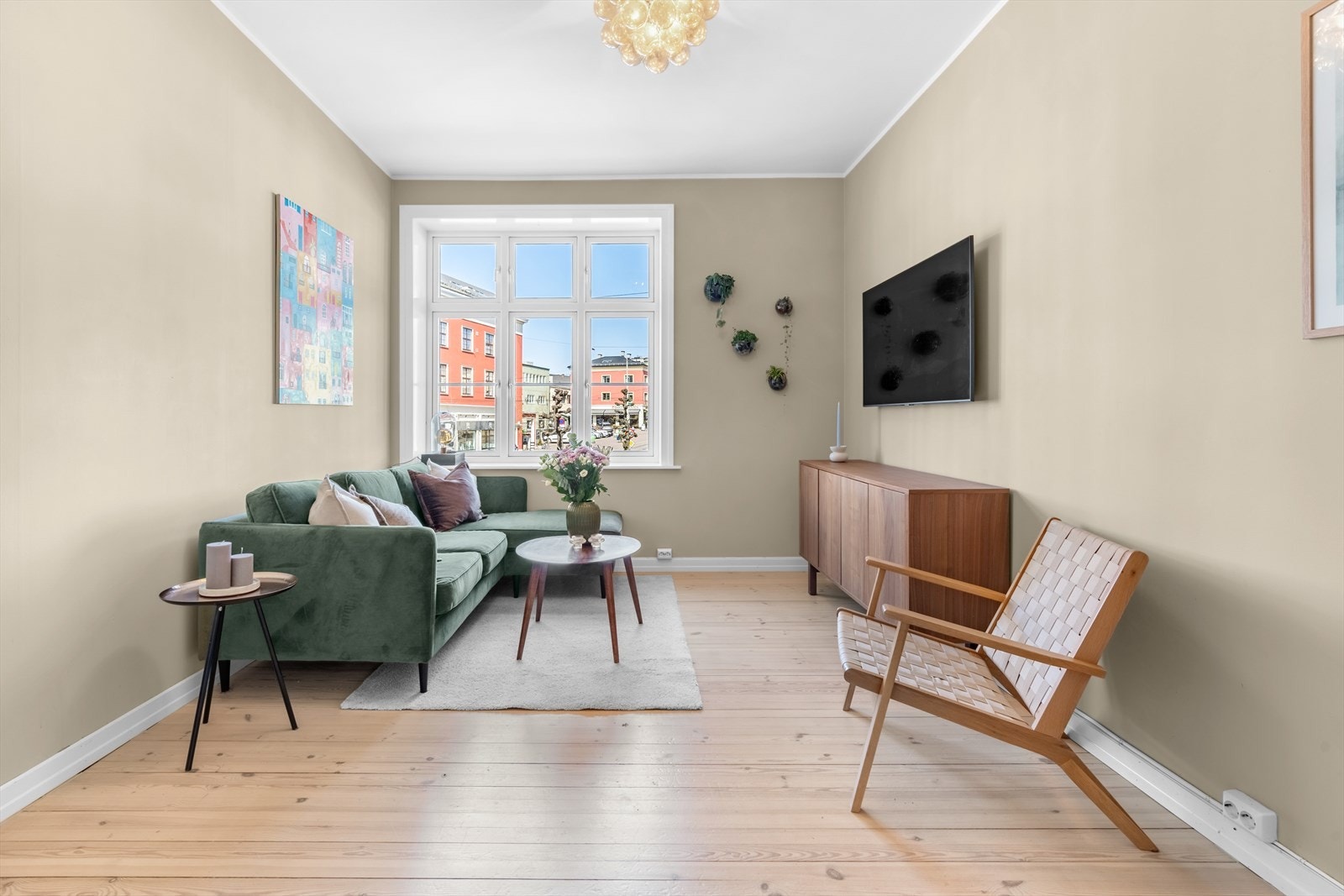 Stuen er malt i en lys og behagelig farge med lekre tregulv. Galleribilde