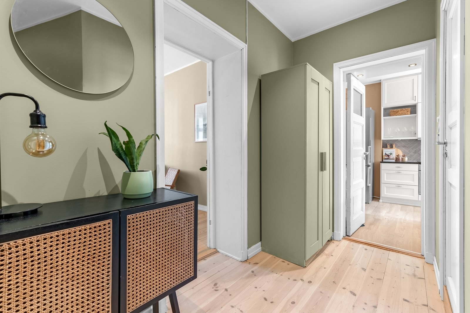 Det er god plass til å henge fra seg yttertøy og sko i entréen/gangen. Galleribilde