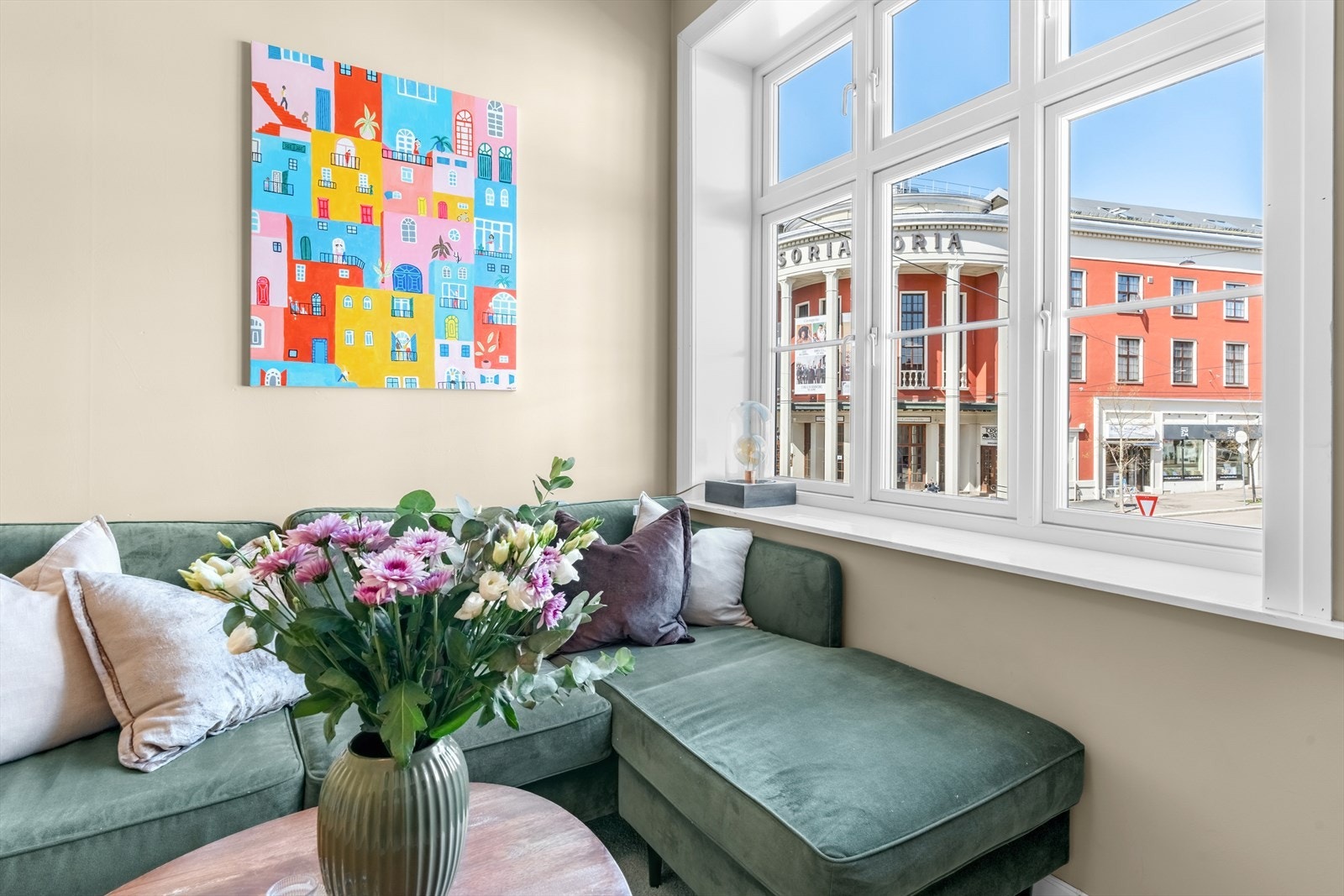 En lys og delikat 2-roms i klassisk bygård med en populær beliggenhet sentralt på Torshov. Galleribilde
