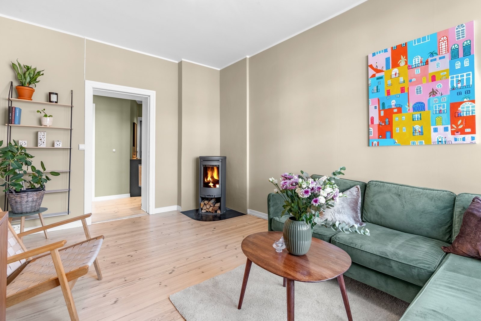 Delikat stue med god plass til sofa, tv-møbler og annet ønsket møblement. Galleribilde