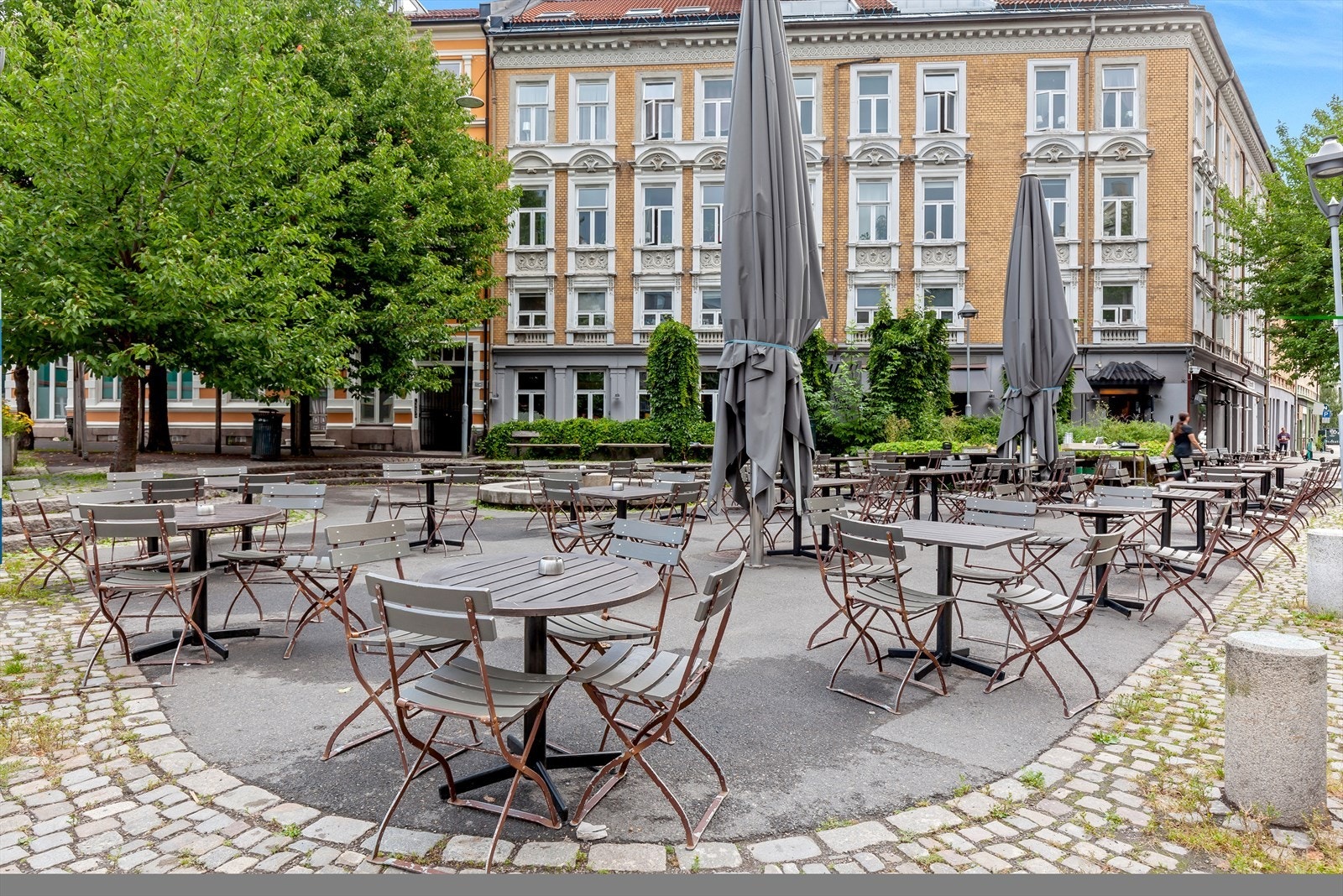 Grisen 21 bar, kafé og restaurant byr på en stor uteplass med deilig uteservering hele dagen under sommerhalvåret. Galleribilde