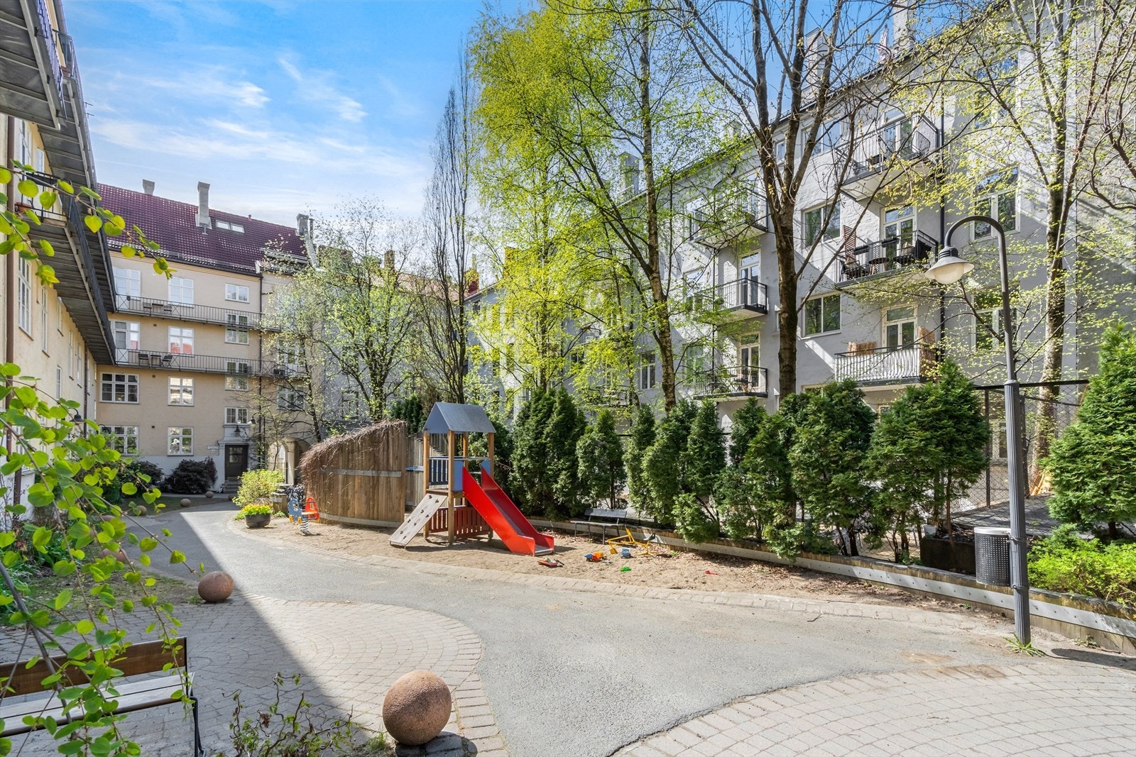 Hyggelig lukket bakgård med sitteplasser og lekeplass. Galleribilde