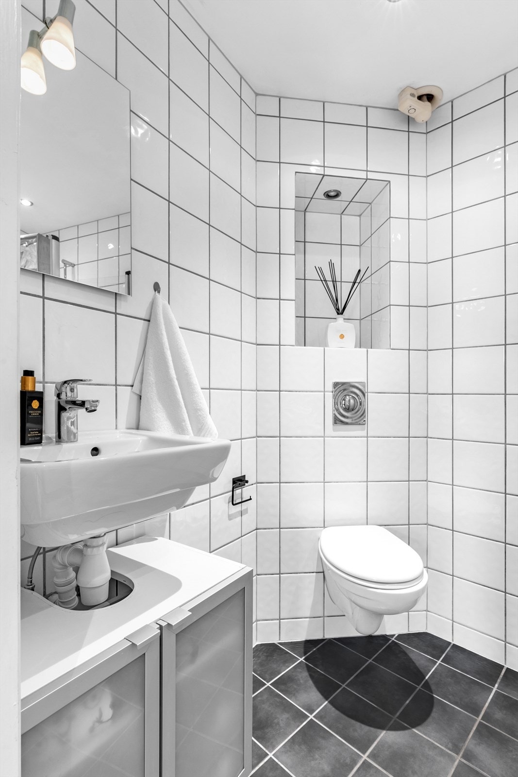 Pent flislagt bad med varmekabler i gulvet og opplegg for vaskemaskin. Badet er opplyst å være pusset opp i 2004/05. Galleribilde