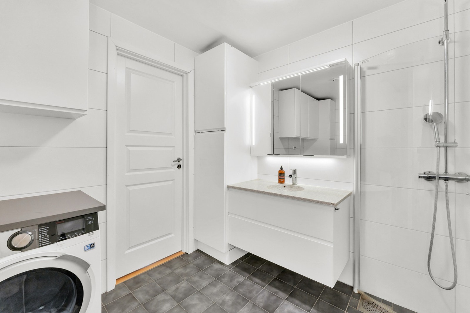 Badet er også i god stand og er pusset opp i 2015. Tildelt tilstandsgrad 1 fra takstmannen. Galleribilde