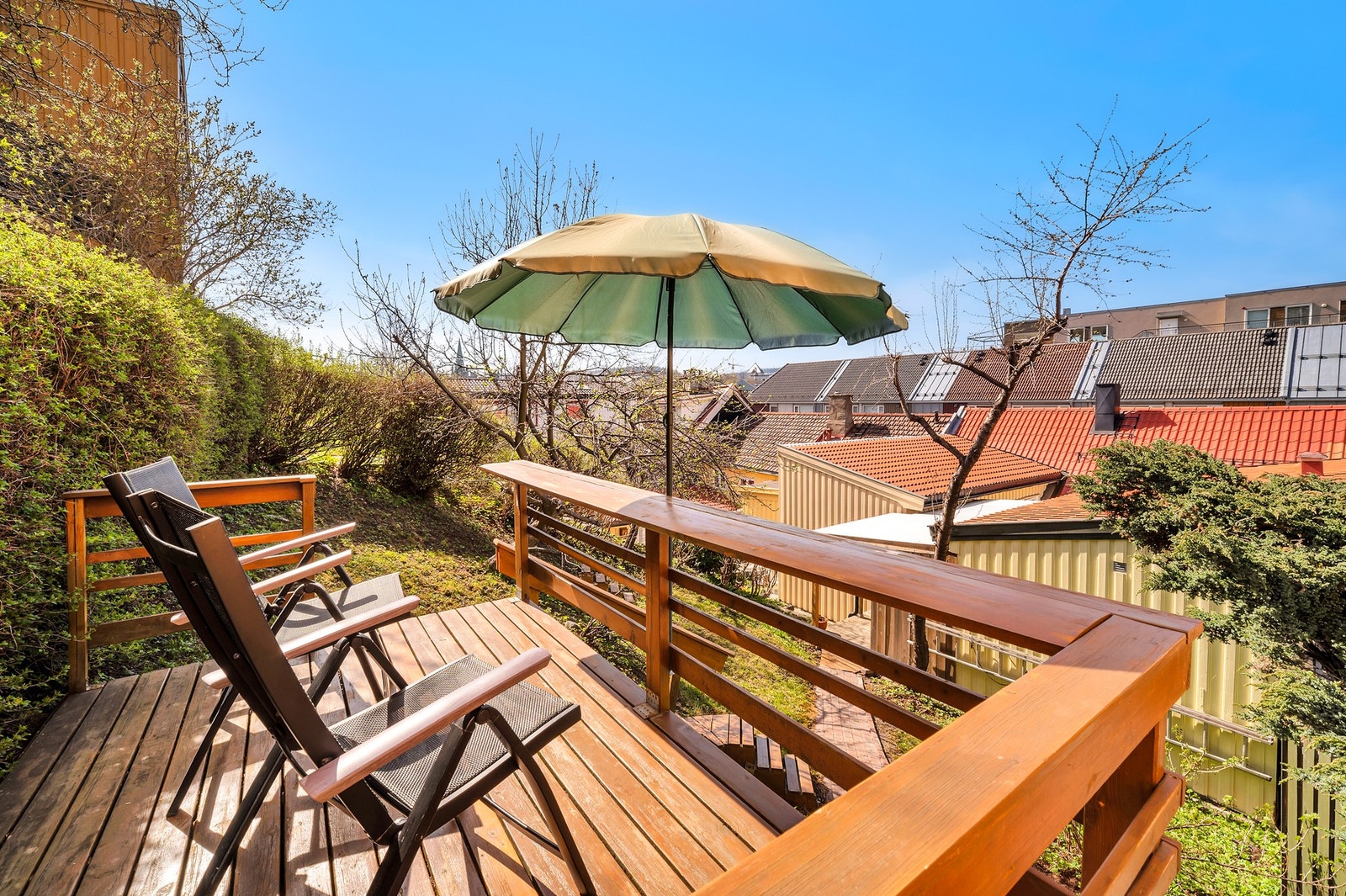 Oppbygd terrasse med lang solgang. Galleribilde