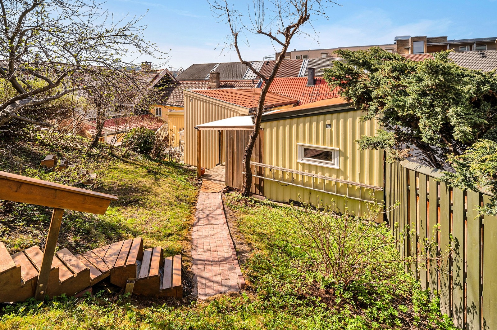 Opparbeidet sti til terrasse. Galleribilde