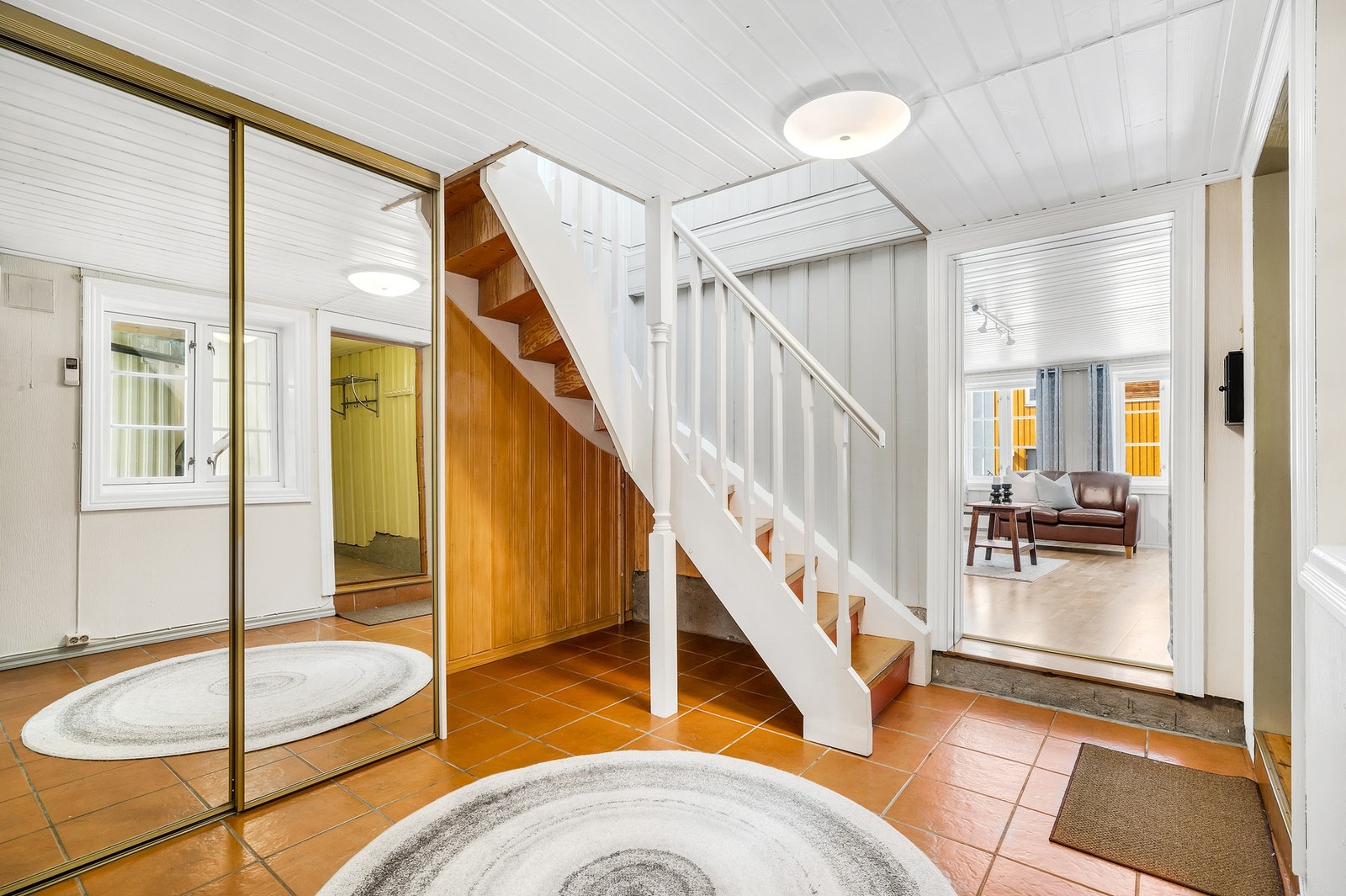 Gang har rikelig med plass til oppbevaring. Boligen har også en ekstern bod på nesten 6 kvadrat i bakgården. Galleribilde