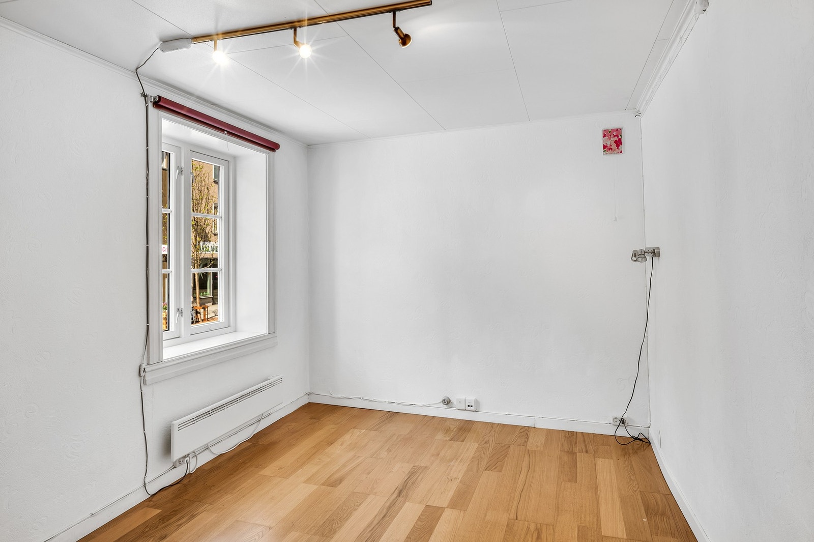 Fra stuen i 1. etasje finner man et soverom på 9,7 kvadratmeter. Galleribilde