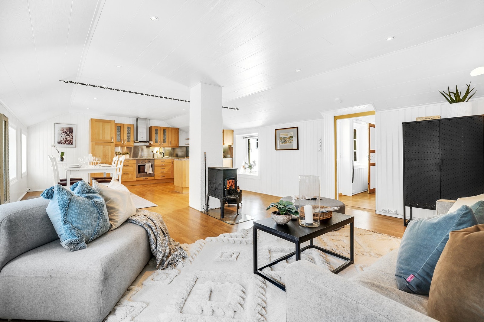 Stue/kjøkkenet er på 42 kvadratmeter. Galleribilde