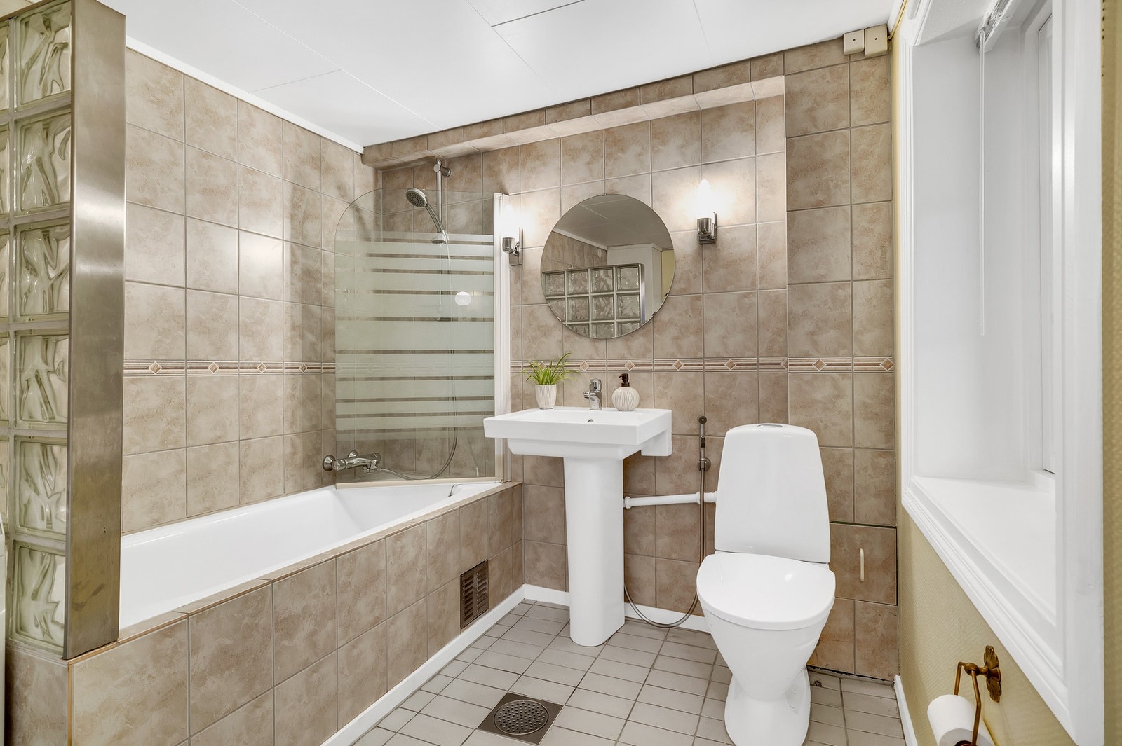 Badet ble pusset opp i 2006 med unntak av gulv. Galleribilde