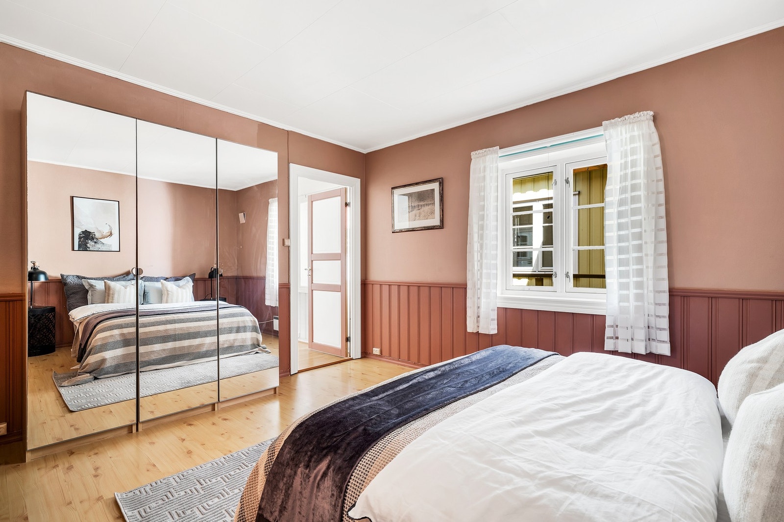 Hovedsoverommet er på ca 13 kvadratmeter. Galleribilde