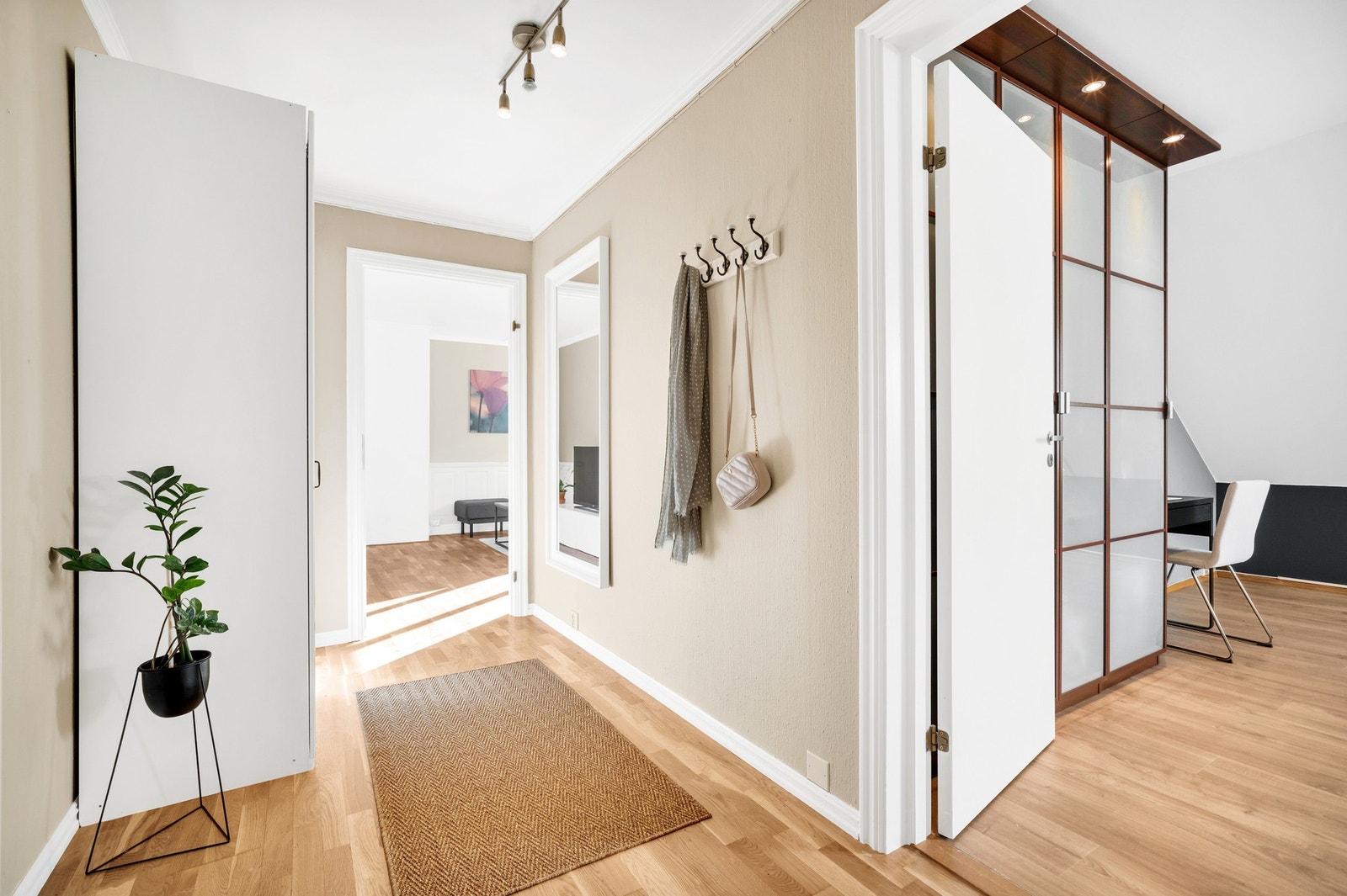 Entré på 6,4 kvm med god plass til oppheng av sko og annet yttertøy. Galleribilde