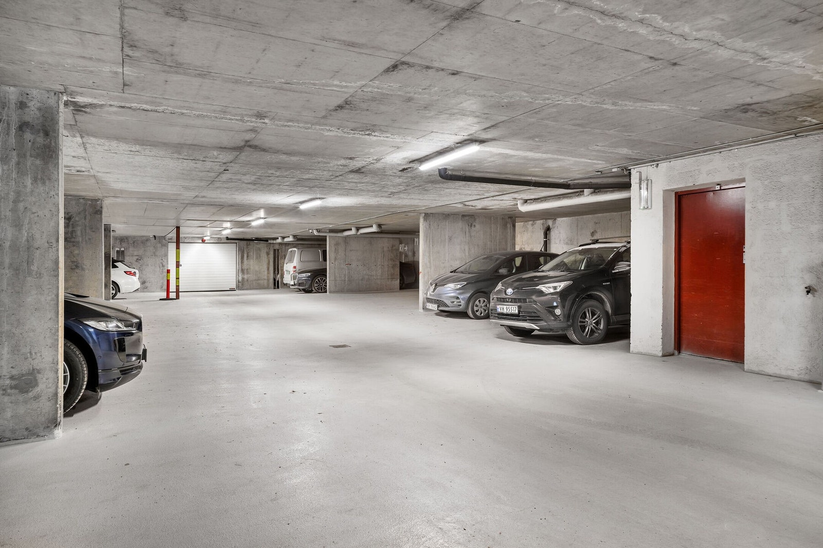 Plass i felles garasjeanlegg følger leiligheten.
Elbillader er etablert. Galleribilde