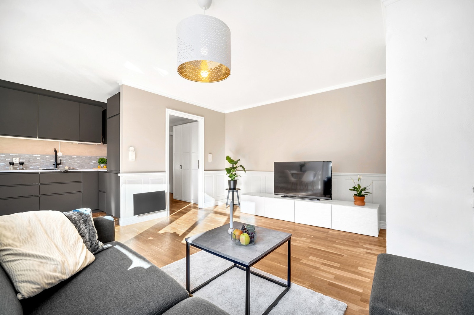 Delikat stue som er lett å innrede med sofagruppe og spisebord. Galleribilde