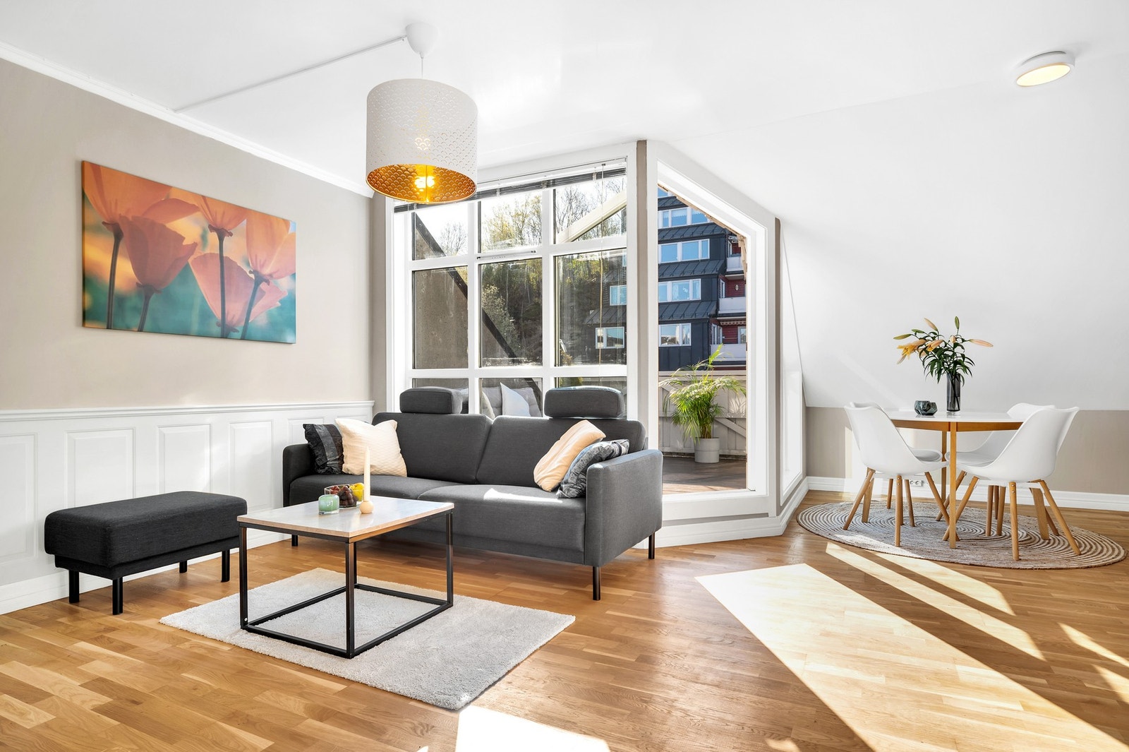 Her får du en flott leilighet i 3.etg med egen takterrasse, parkeringsplass og fine oppholdsrom. Galleribilde