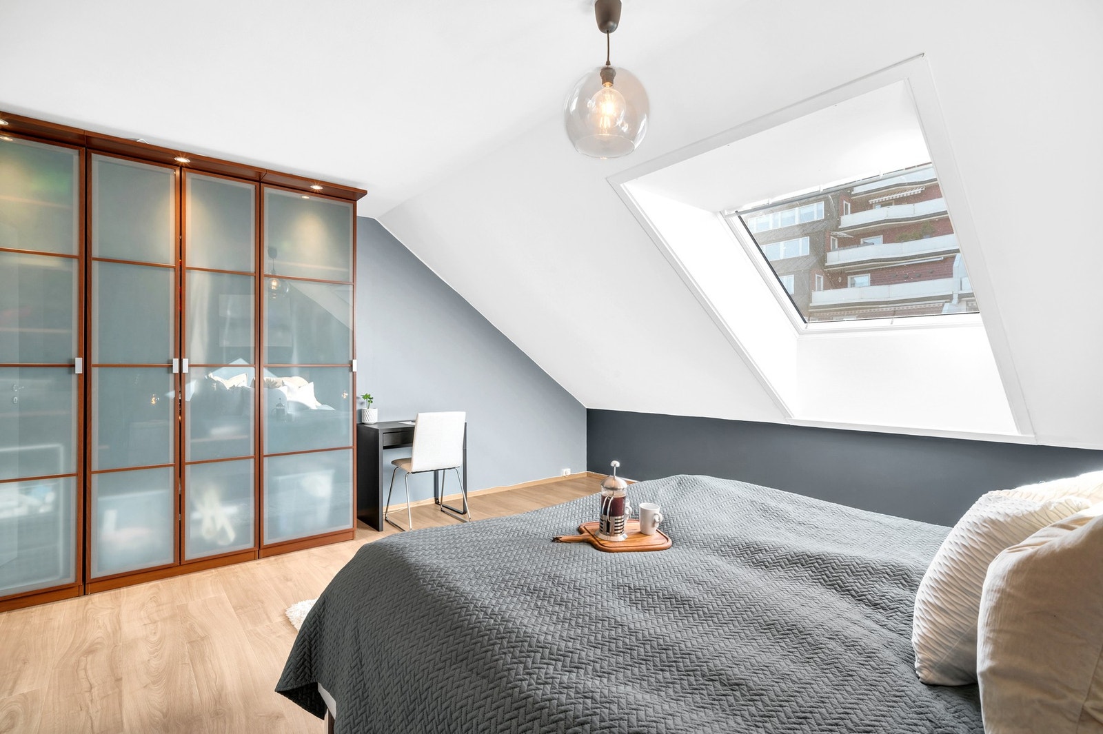 Soverommet er utstyrt med praktisk garderobe. Galleribilde