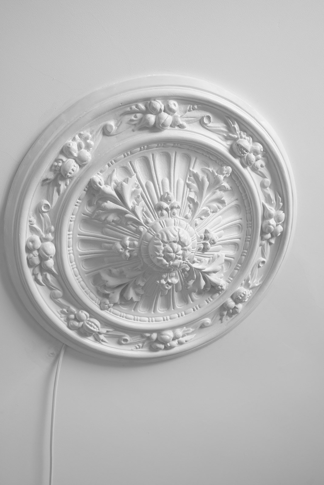 Klassiske detaljer som god takhøyde og rosett i leiligheten. Galleribilde