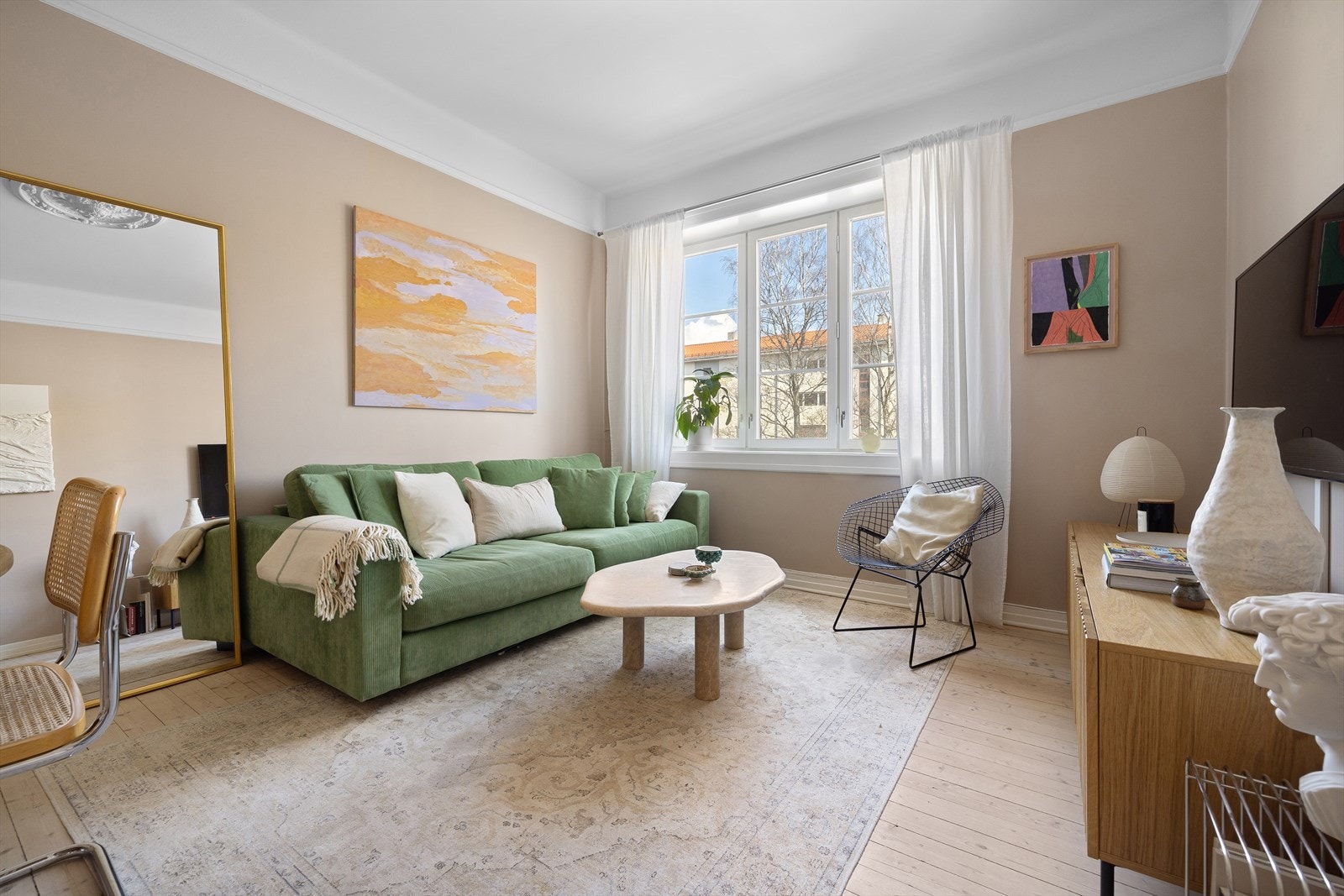 Lys og åpen stueløsning med god plass til sofagruppe. Galleribilde