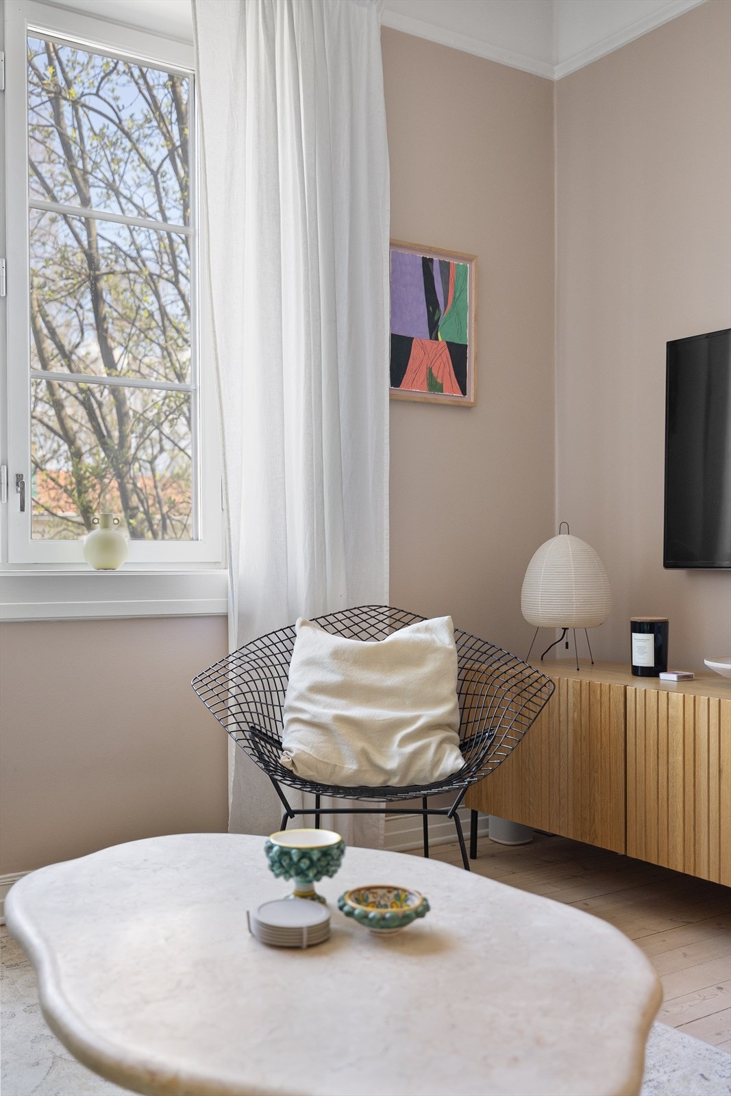 Utenfor vinduene i boligen blir det grønt på vår-/sommerstid. Galleribilde