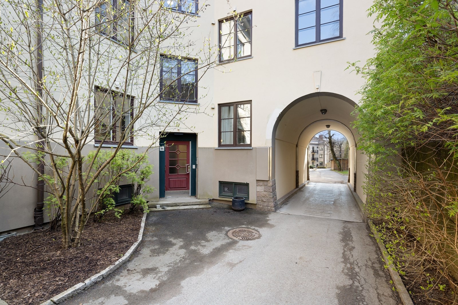 Inngangsparti fra bakgård. Galleribilde