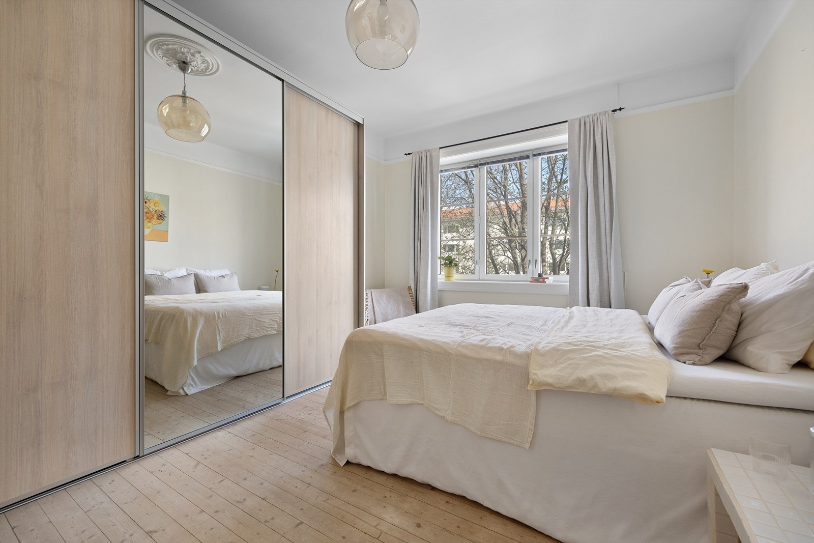 Det er rikelig med lagringsplass i medfølgende skyvedørsgarderobe. Galleribilde